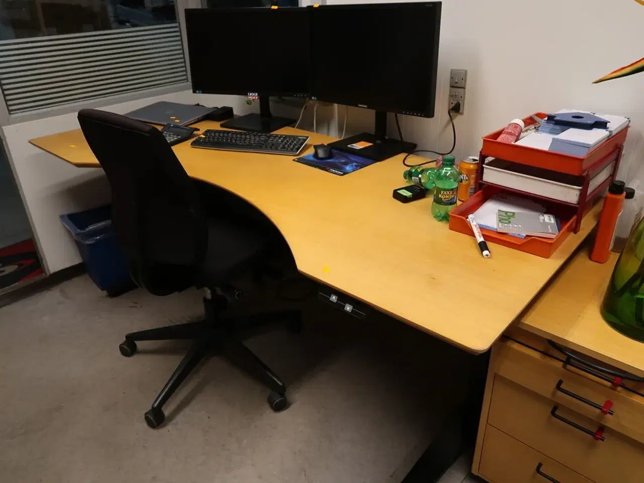 Billede 3 - El. hæve/sænke skrivebord samt kontorstol og skuffemodul, stole og reoler