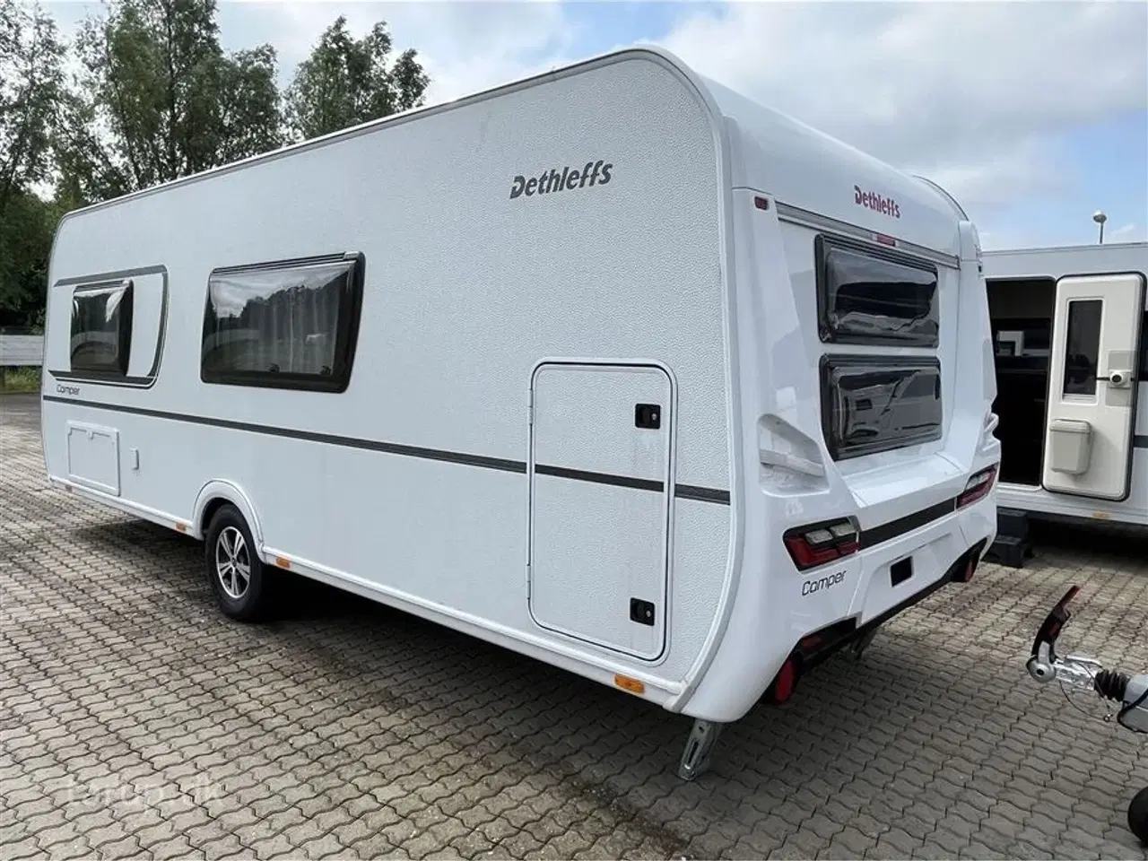 Billede 2 - 2023 - Dethleffs Camper 560 FMK    Kan opvejes til totalvægt 2000 kg. Dobbeltsengs- og køjevogn, rundsidde-gruppe, Truma varme, 3-trins el-gulv-varme, stort kølesk.