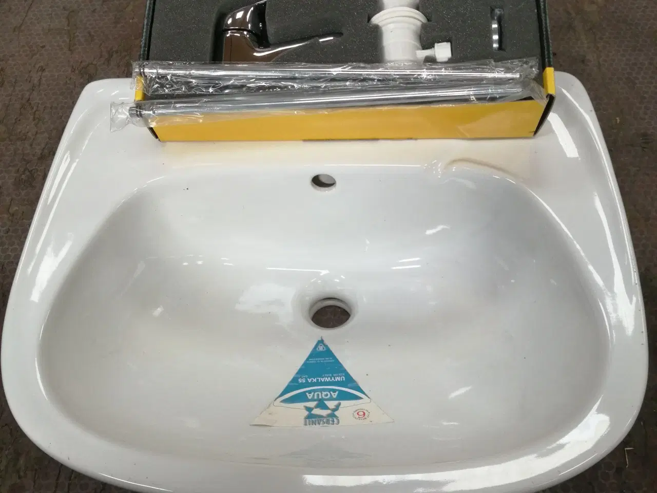 Billede 1 - Håndvask med blandingsbatteri og bundprop