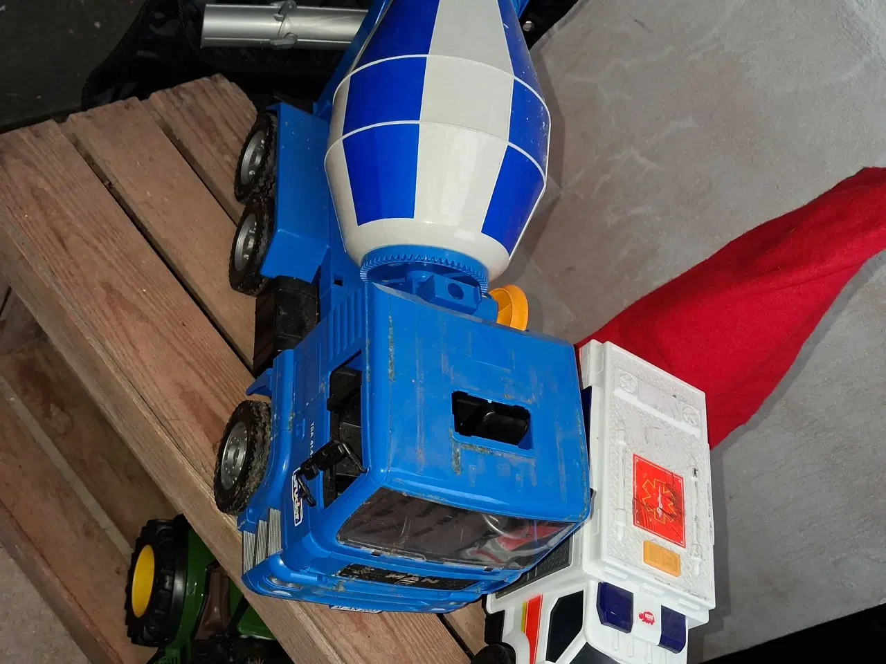 Billede 3 - Legetøj traktor og lastbiler sælges