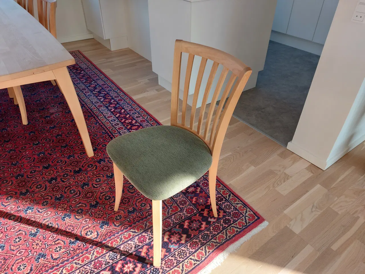 Billede 4 - Flot spisebord og 6 stole i sæbebehandlet bøg