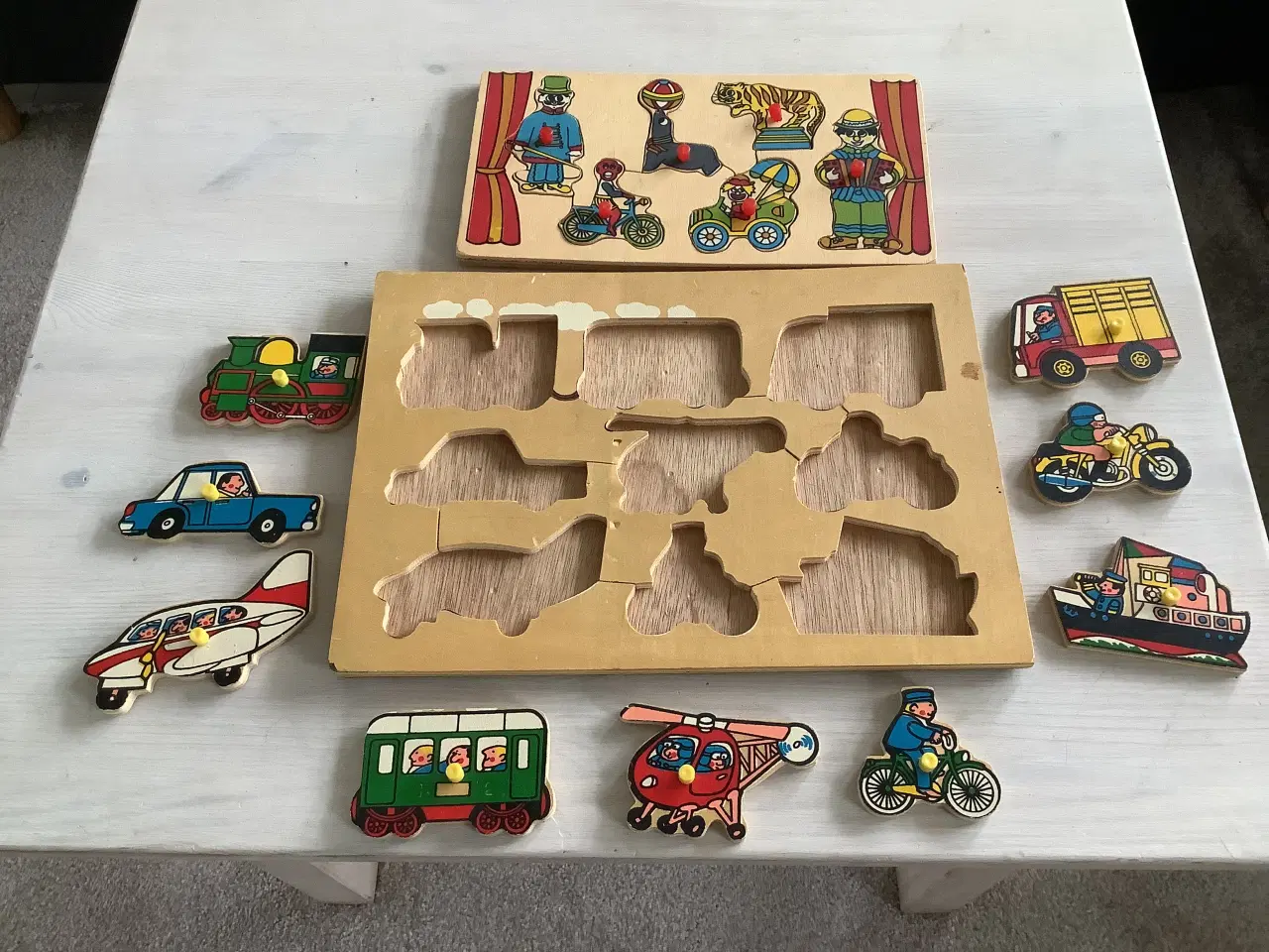 Billede 2 - 2 stk knop træpuslespil med transport og cirkus 