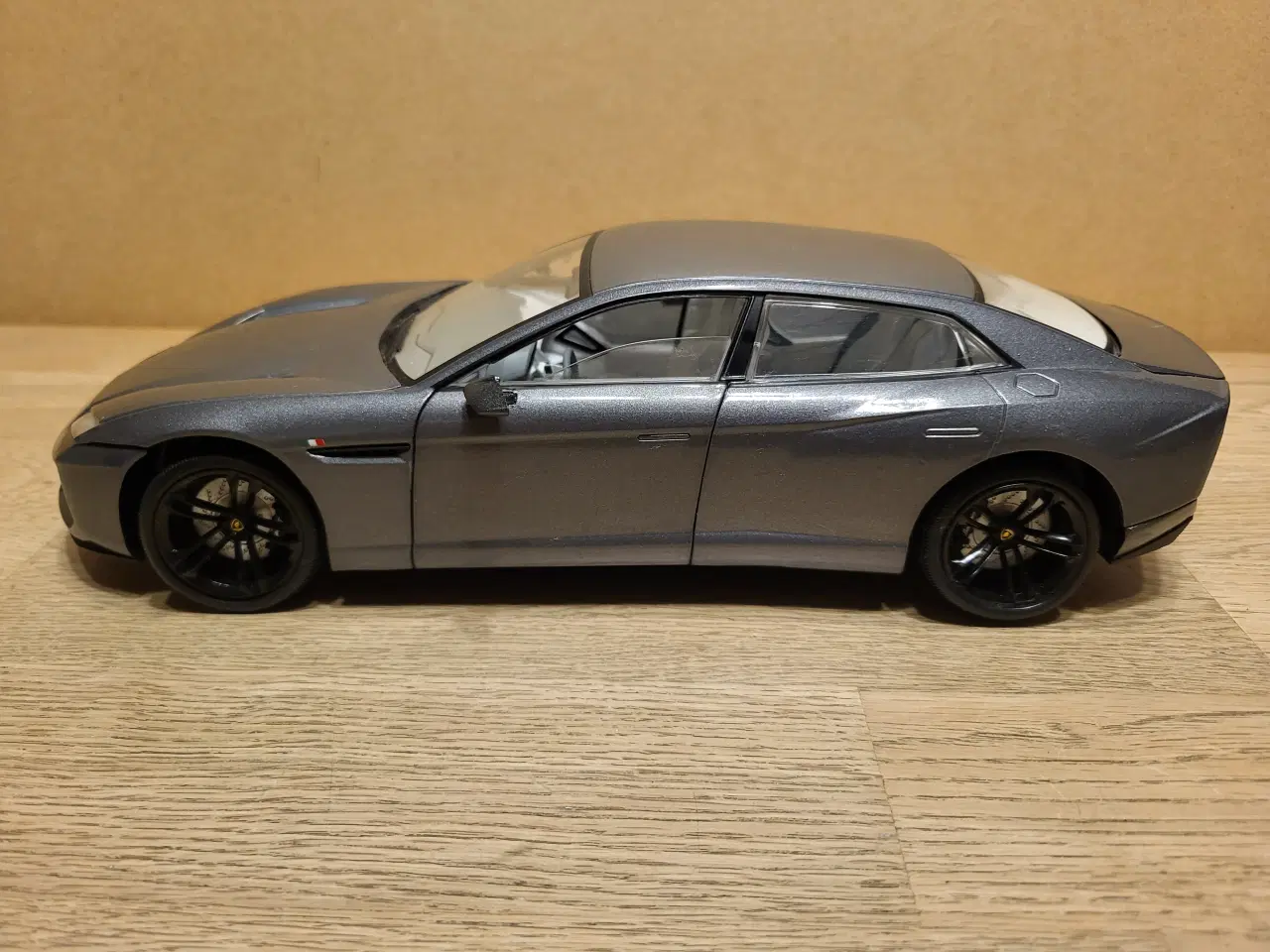 Billede 1 - Modelbil. Lamborghini Estoque Skala 1:18.