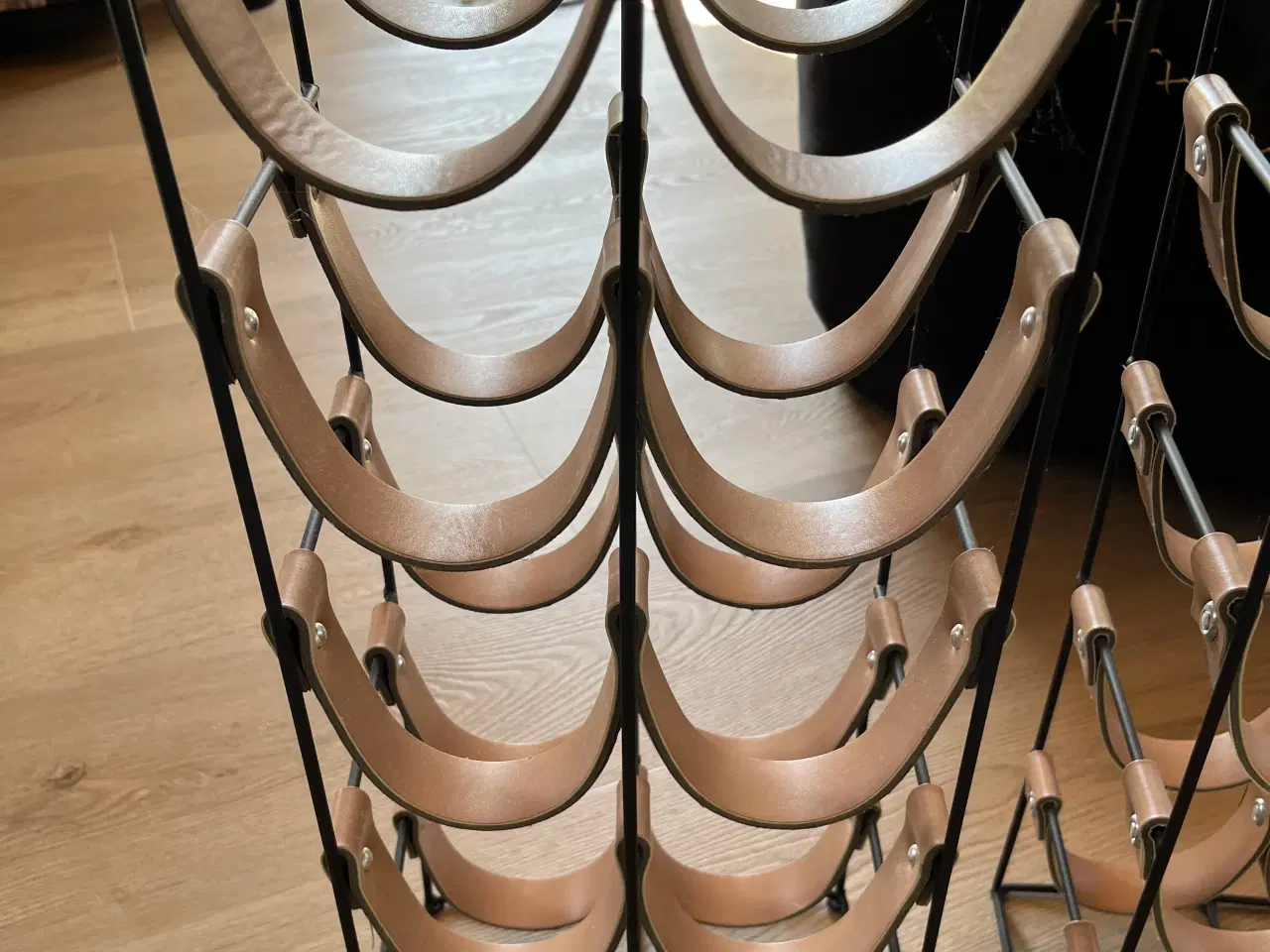 Billede 3 - Vinreol i metal og læder