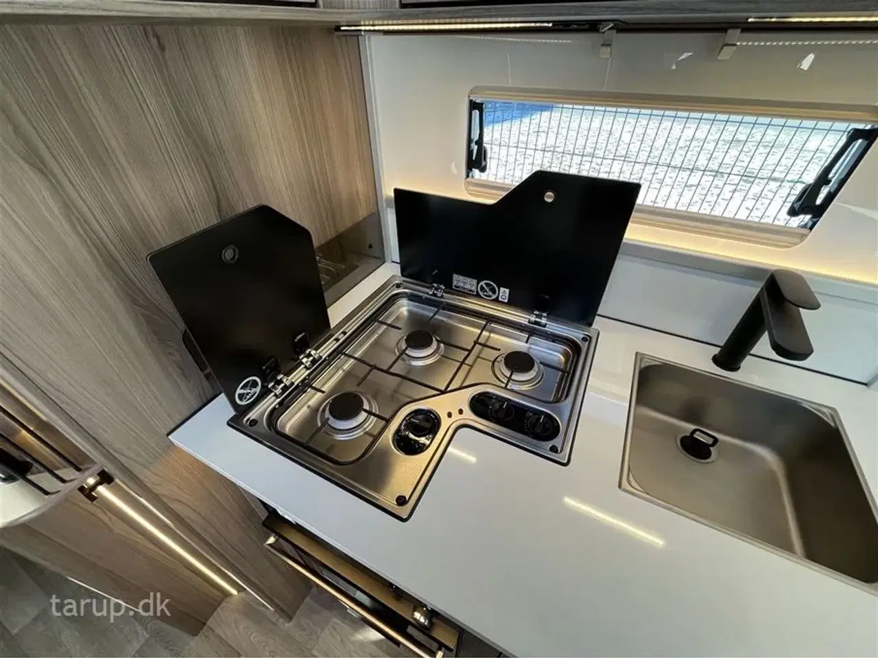 Billede 13 - 2026 - Kabe Ametist 560 GLE KS B8   fritstående dobbeltseng, rundsiddegruppe i mørkegråt  skind, ALDE centralvarme, vandbåren gulvvarme, ATC, stort kompressor køleskab