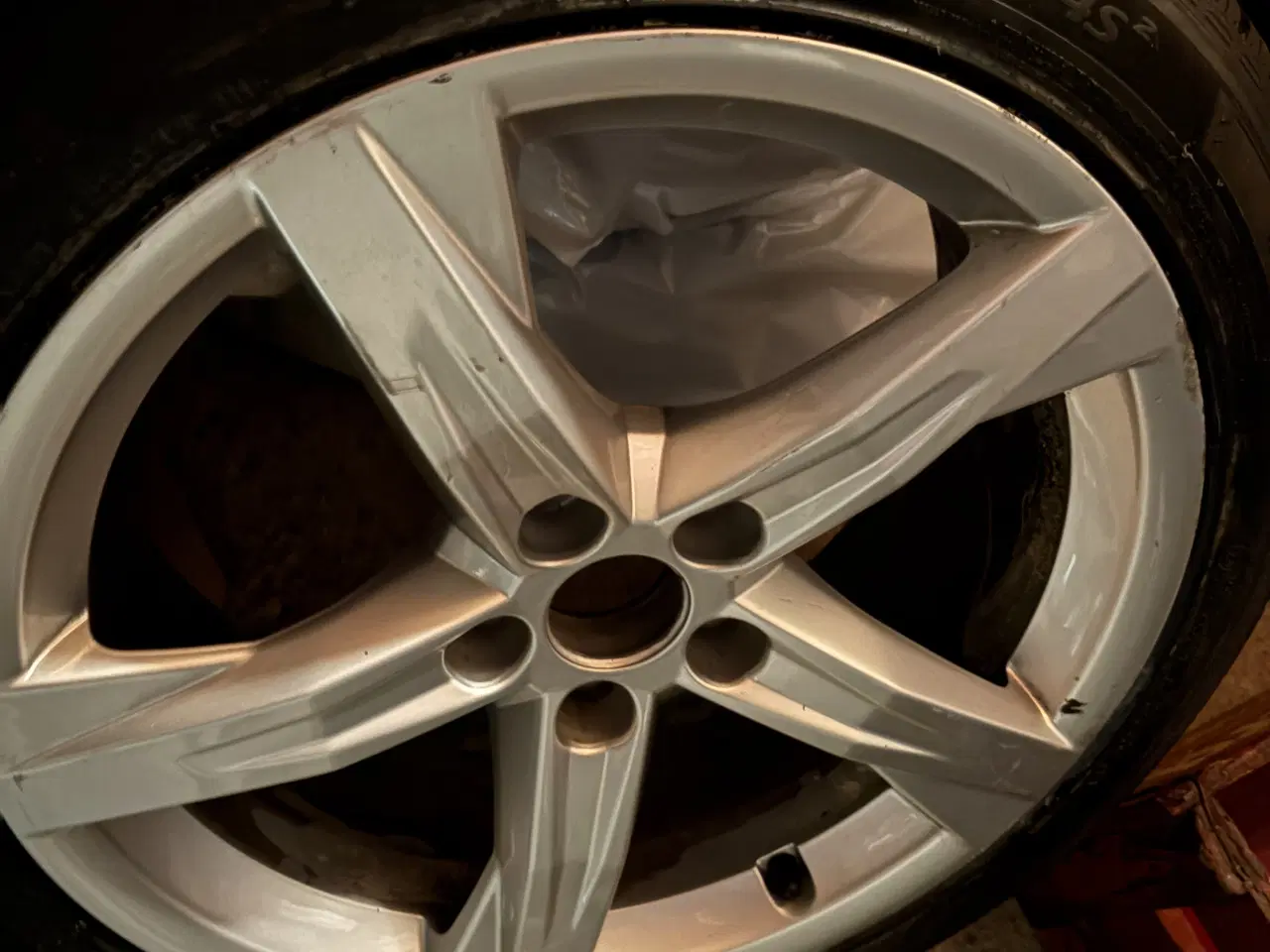 Billede 1 - Helårsdæk 225/45-18 med Audi originale alufælge