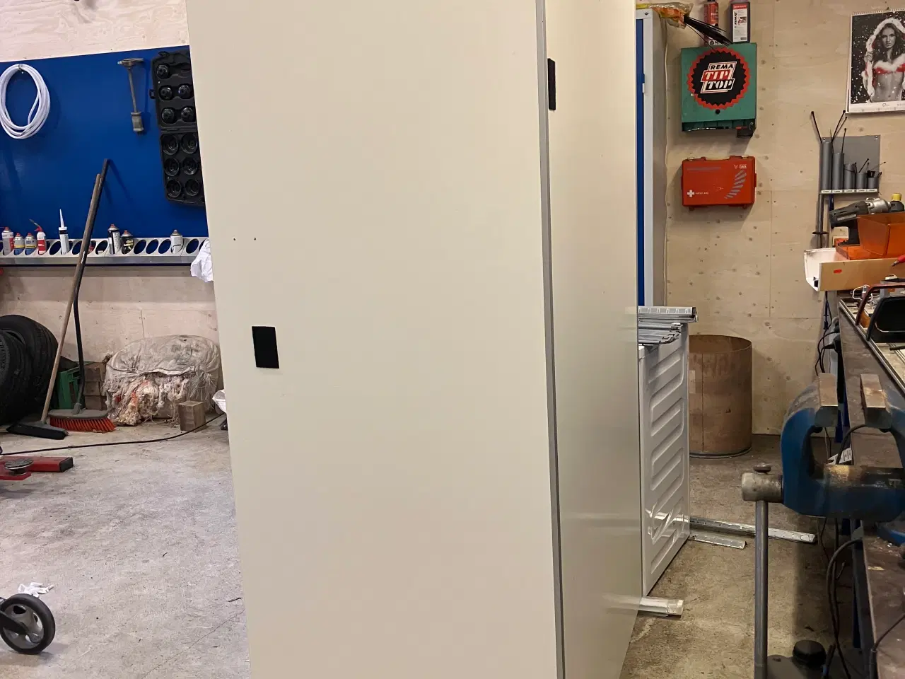 Billede 3 - Kraftige skabe med skydelåger