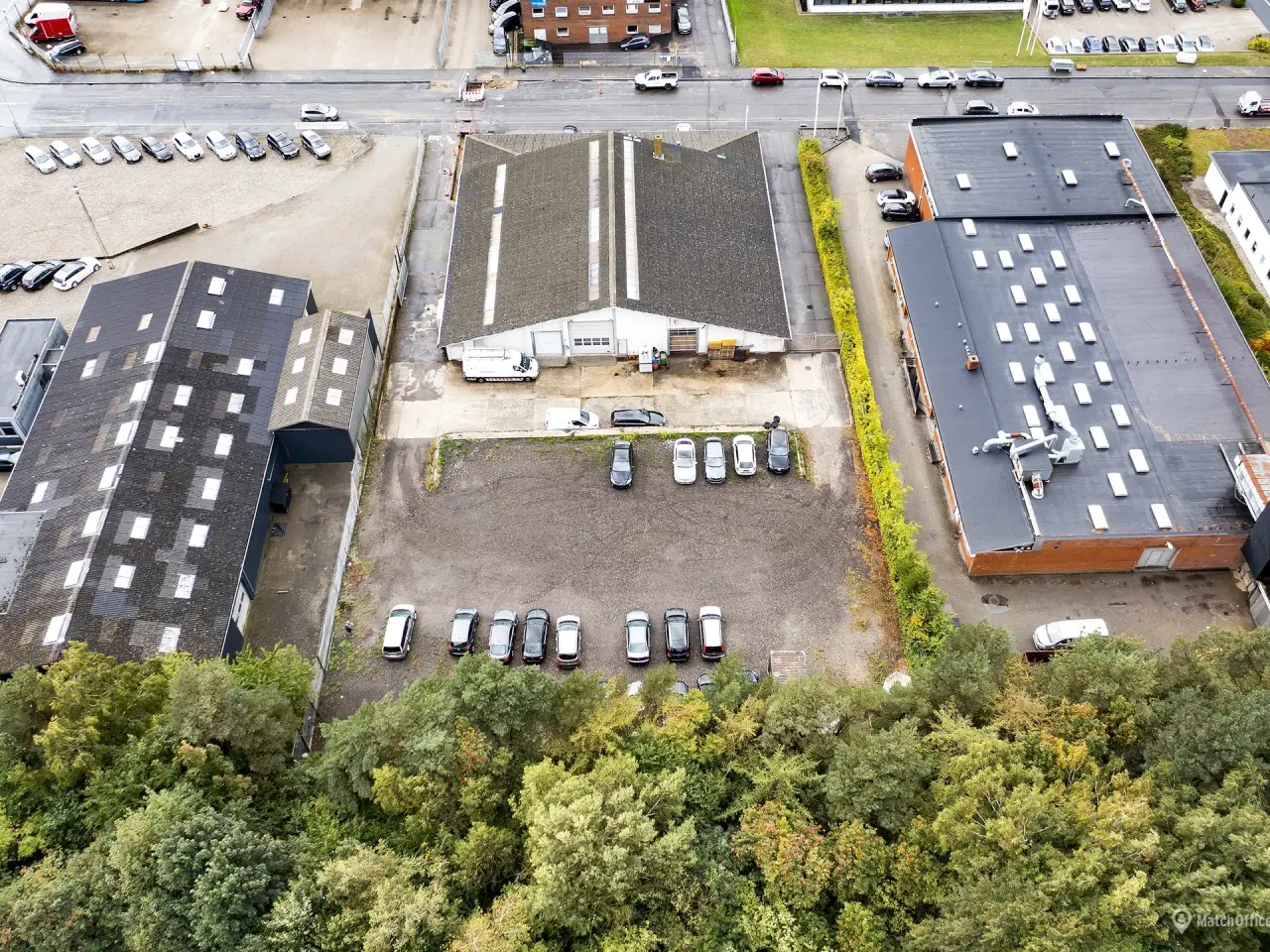 Billede 6 - Indhegnet og oplyst udeareal på bynær placering