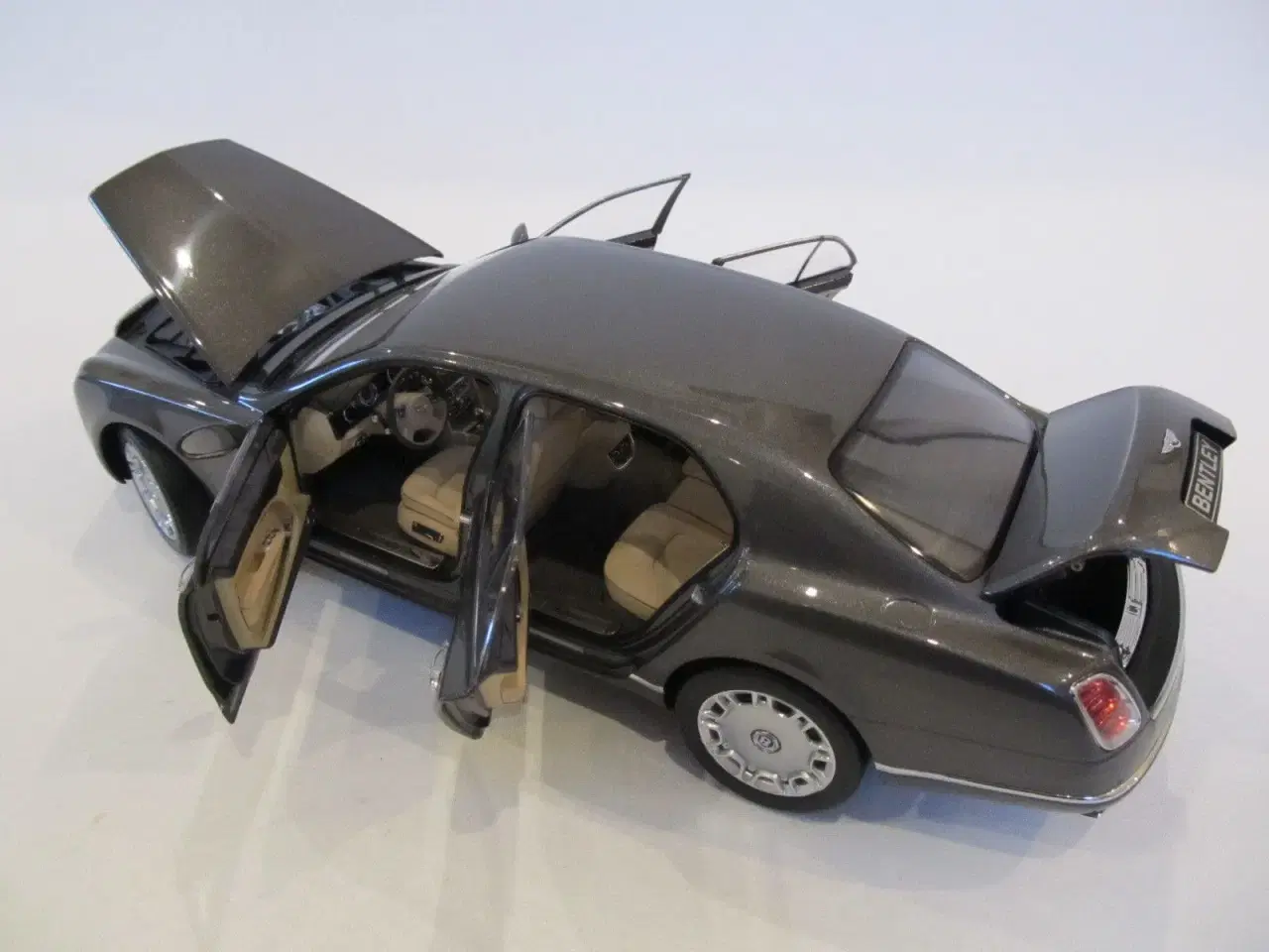 Billede 3 - 2010 Bentley Mulsanne 1:18  - MINICHAMPS 