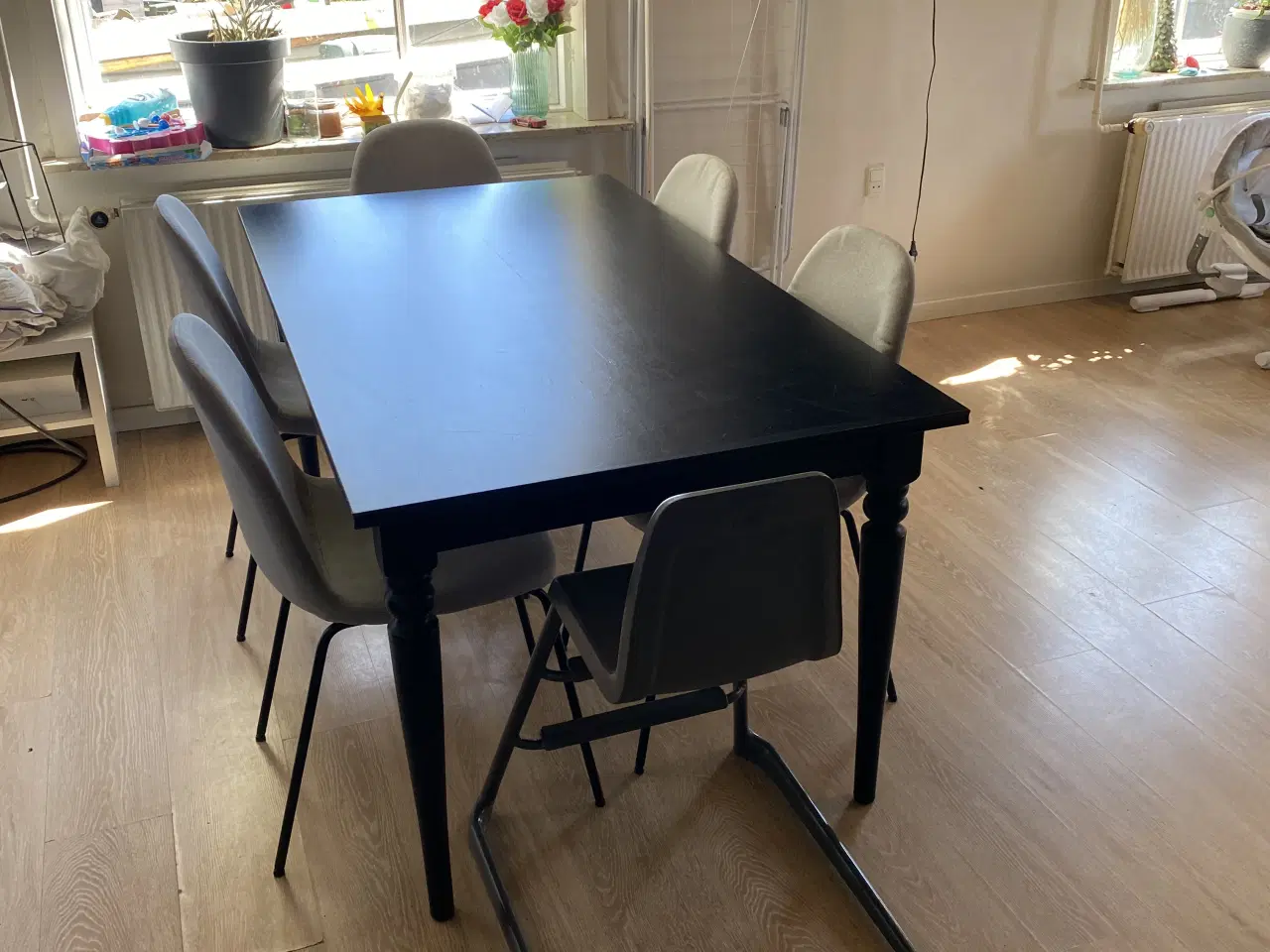 Billede 1 - Sort spise bord med plade fra IKEA