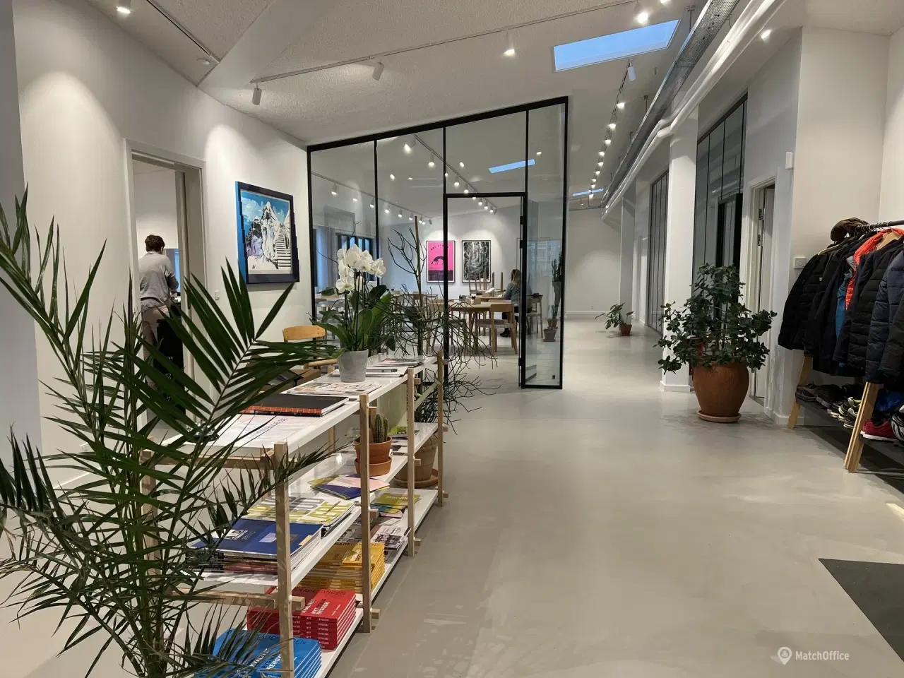 Billede 3 - 3 kontorpladser til leje i åbent kontormiljø