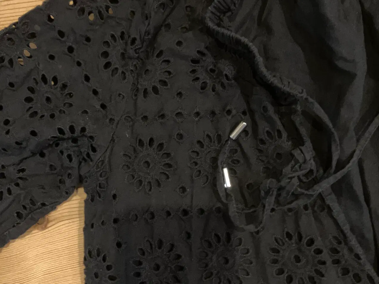 Billede 3 - Sort blonde kjole med underkjole