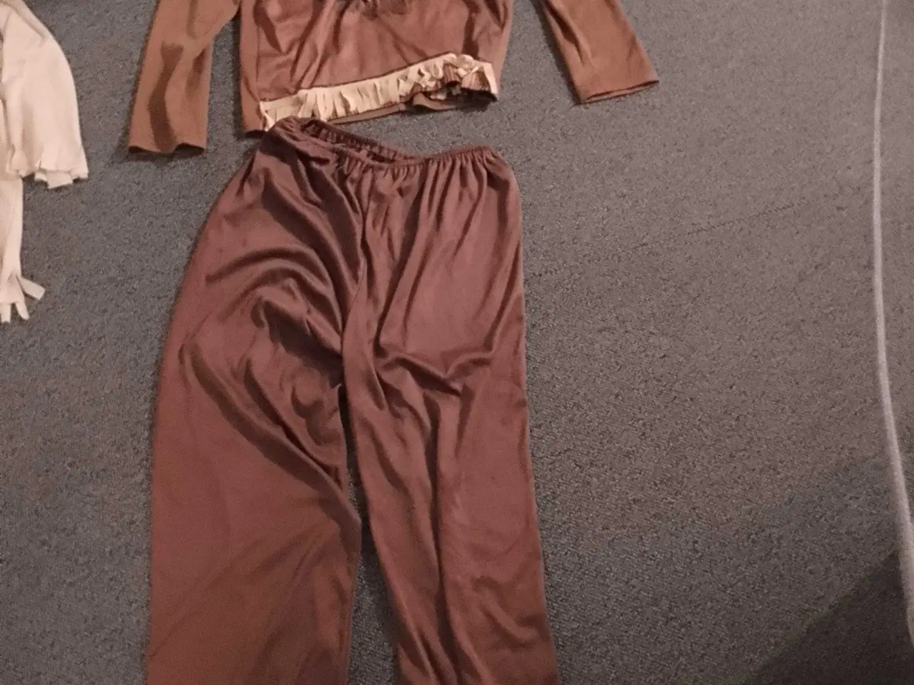 Billede 2 - Indianer kostume str 128