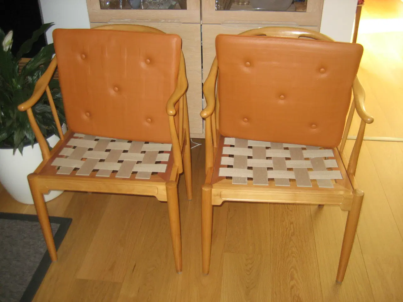 Billede 3 - Velholdte kinastole tegnet af Wegner