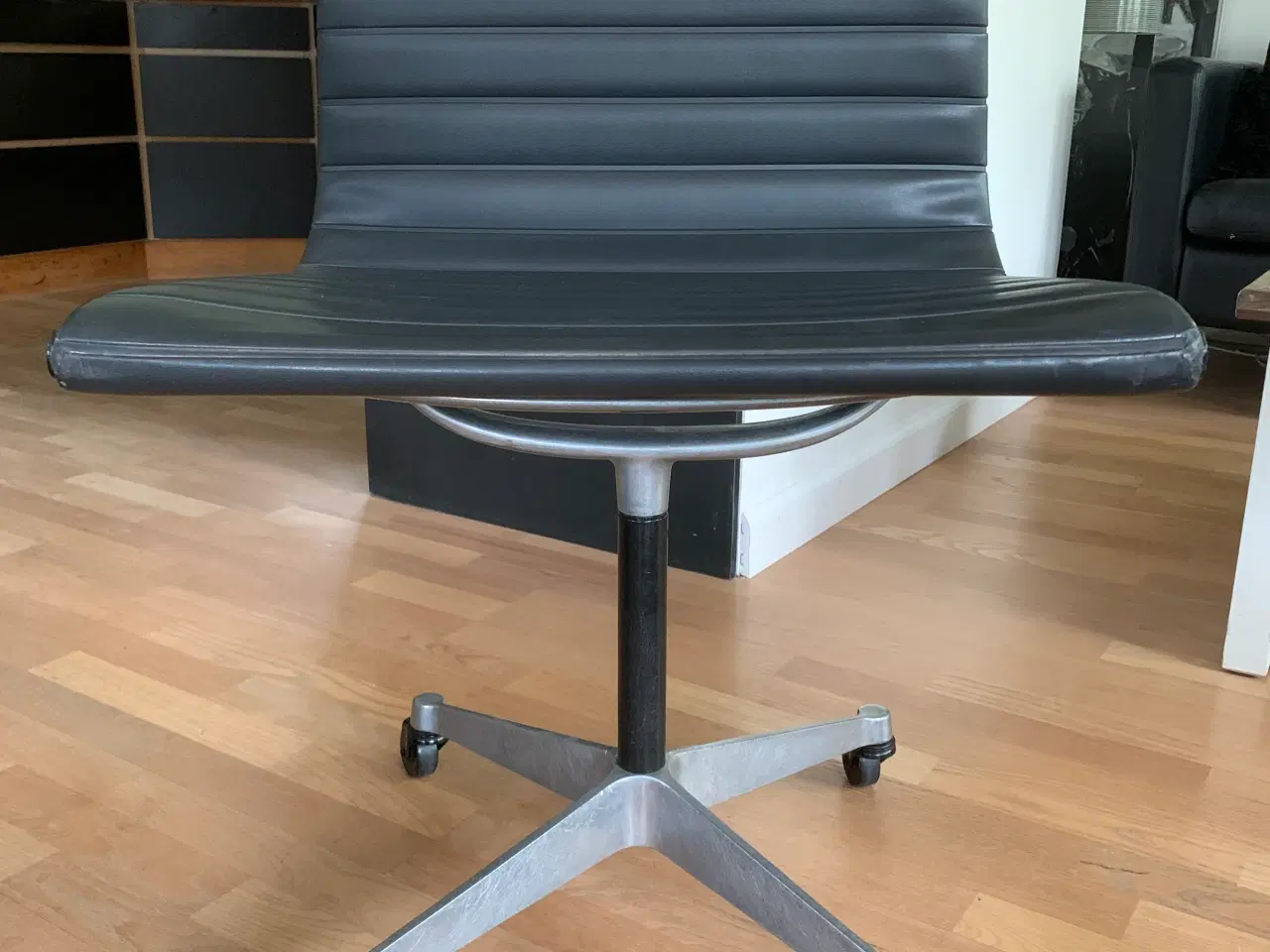 Billede 1 - Charles & Ray Eames Aluminium EA 105 på hjul