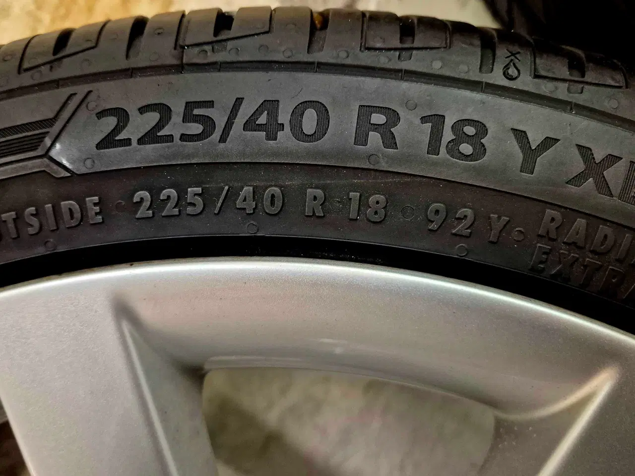 Billede 7 - SKODA 18" ORIGINAL ALUFÆLGE MED NYE SOMMERDÆK 5x11