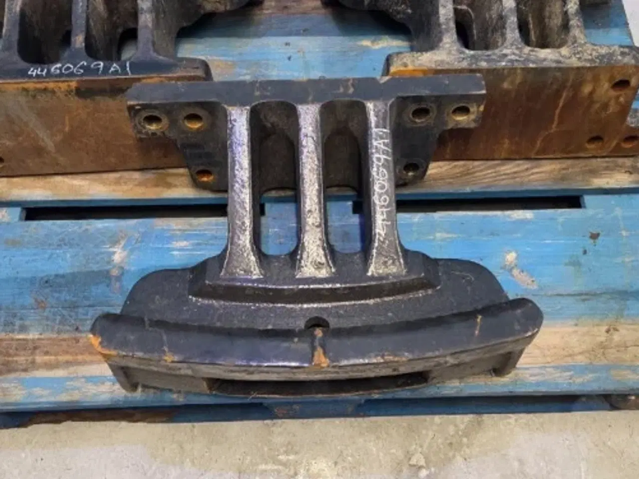 Billede 5 - New Holland T8010 Beslag 446069A1  3Stk