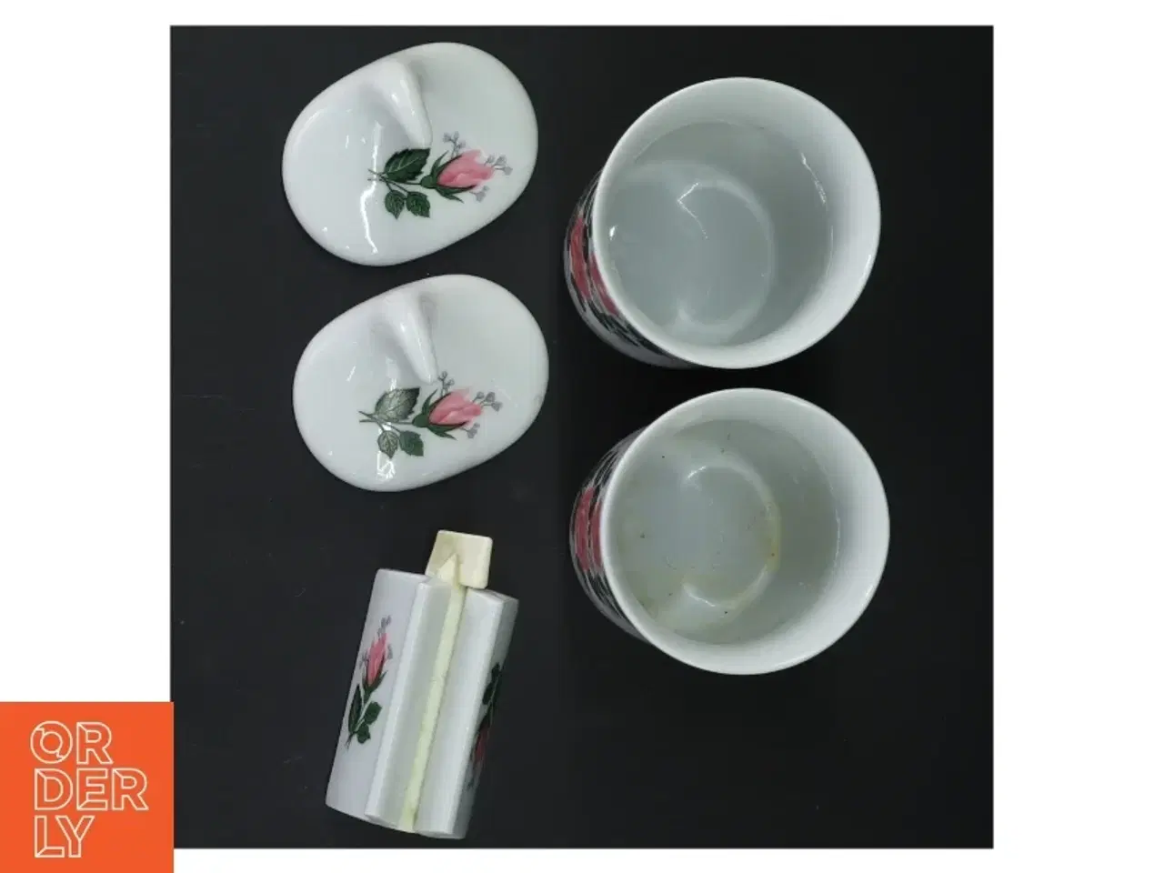 Billede 5 - Porcelænsbadeværelsessæt med rosendesign fra Jlona (str. Kop, 10 cm)