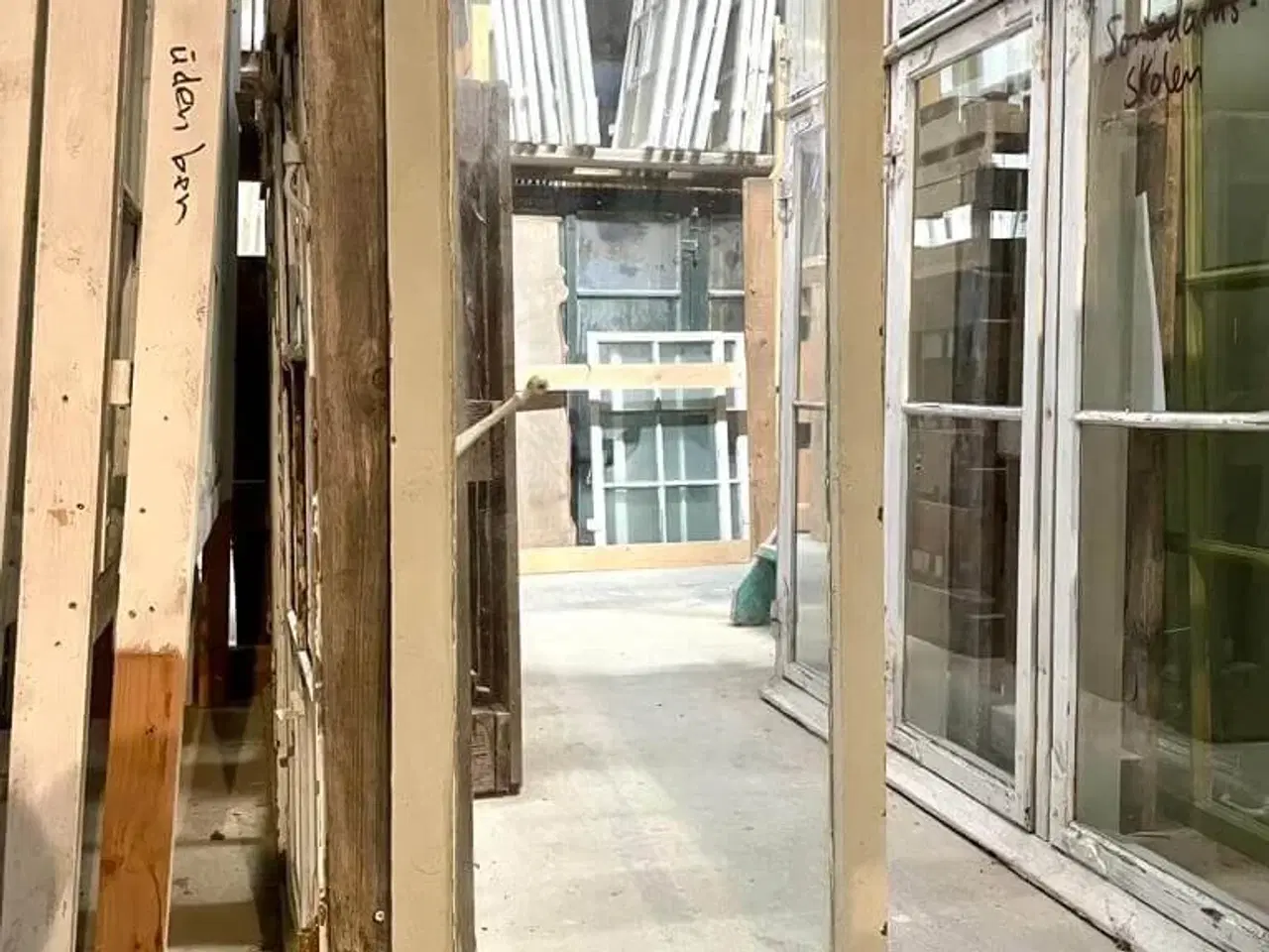 Billede 1 - Smal og høj vinduesramme med én rude