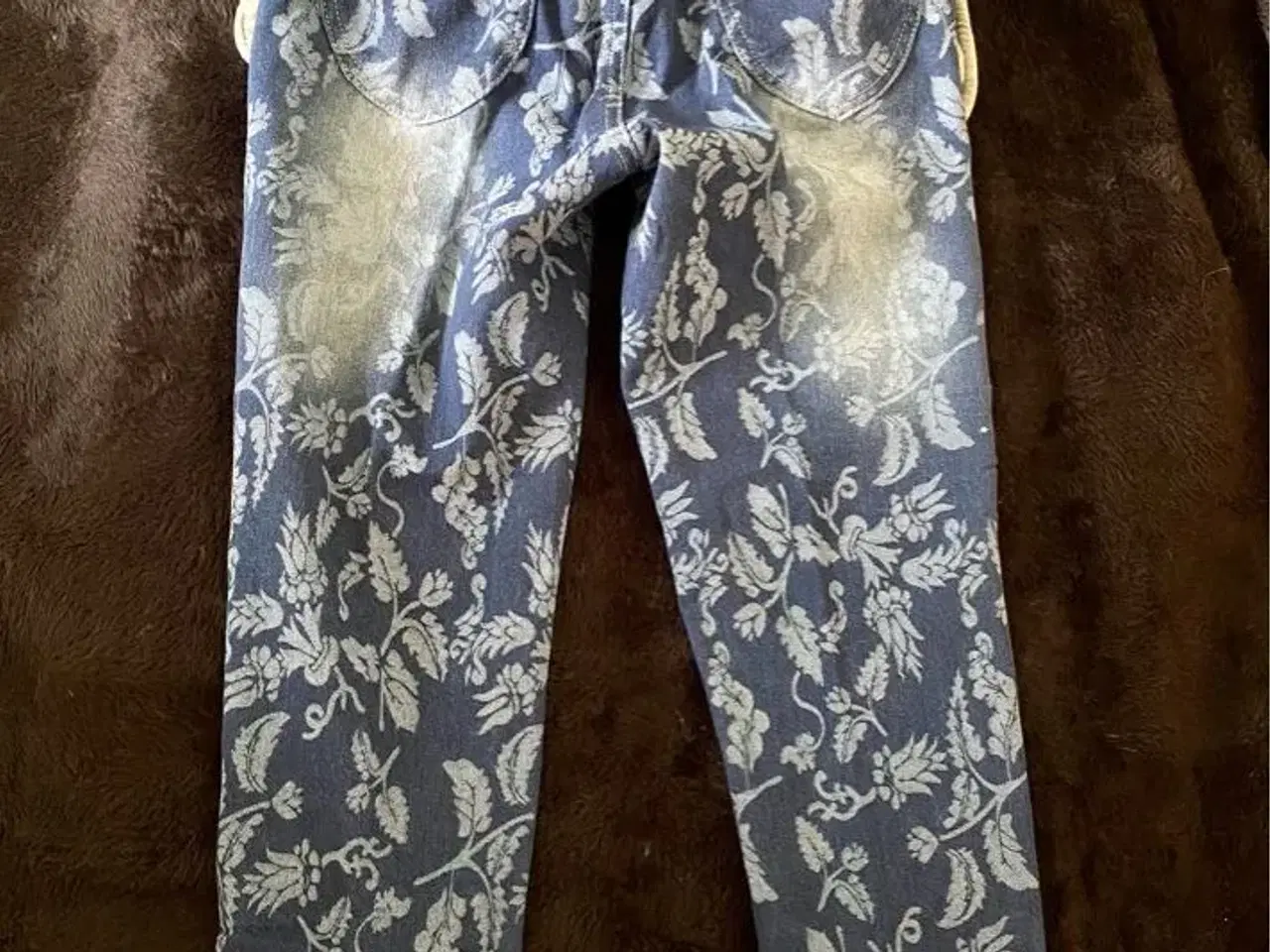 Billede 2 - Blomstret jeans til salg