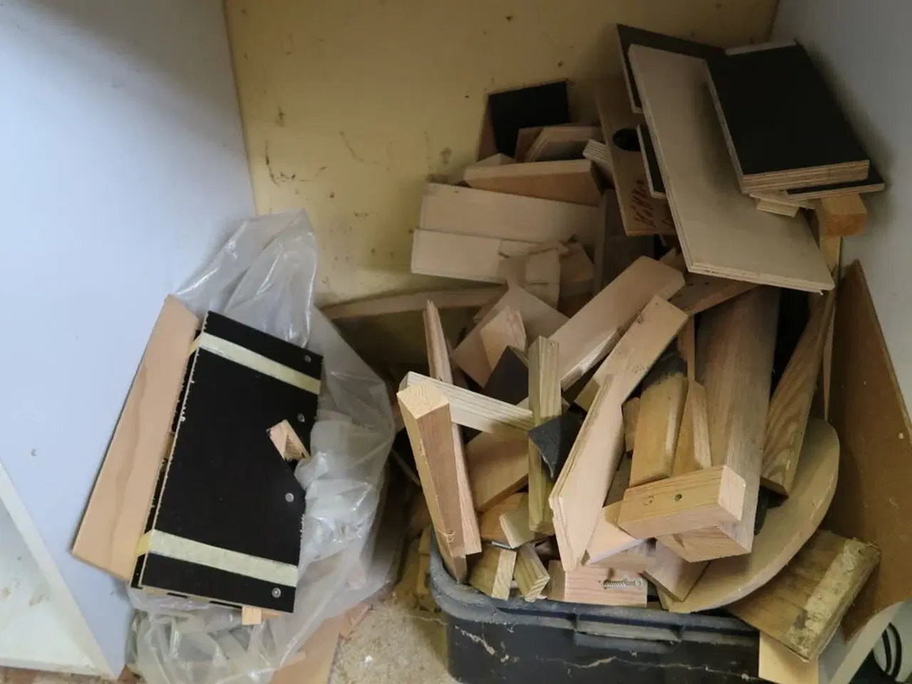 Billede 16 - Div. Plejemidler, skruer, møtrikker, racerbiler m.m.