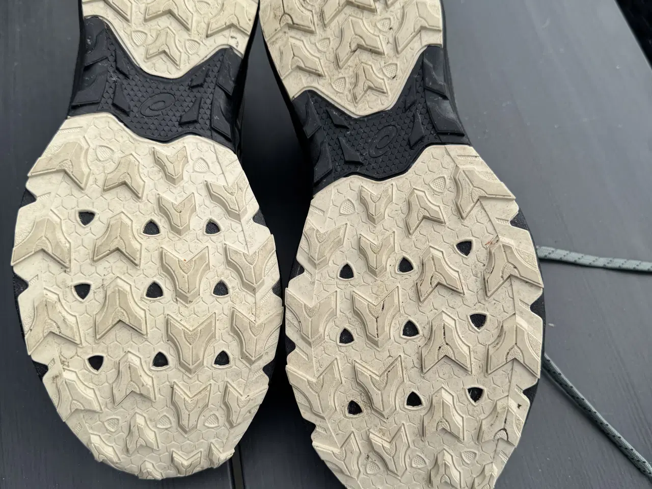 Billede 2 - Asics og Salomon vandresko. 