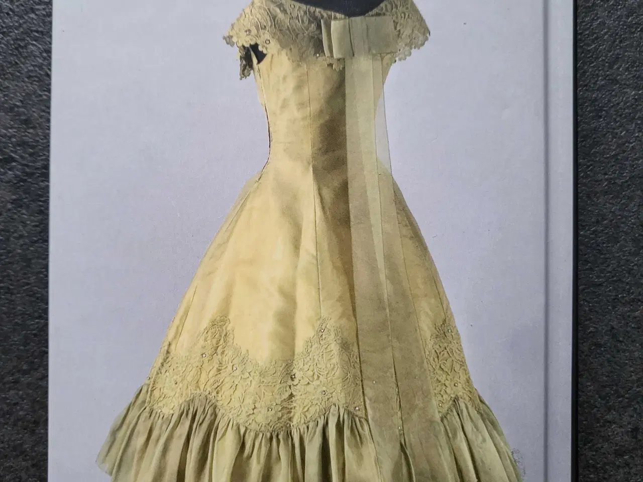 Billede 3 - Lille bog om festtøj 