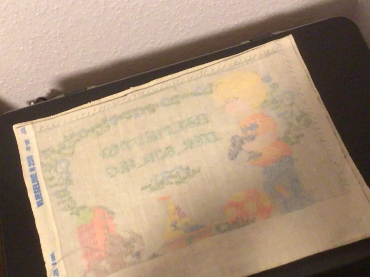 Billede 1 - Broderi.Dreng med hans legetøj.