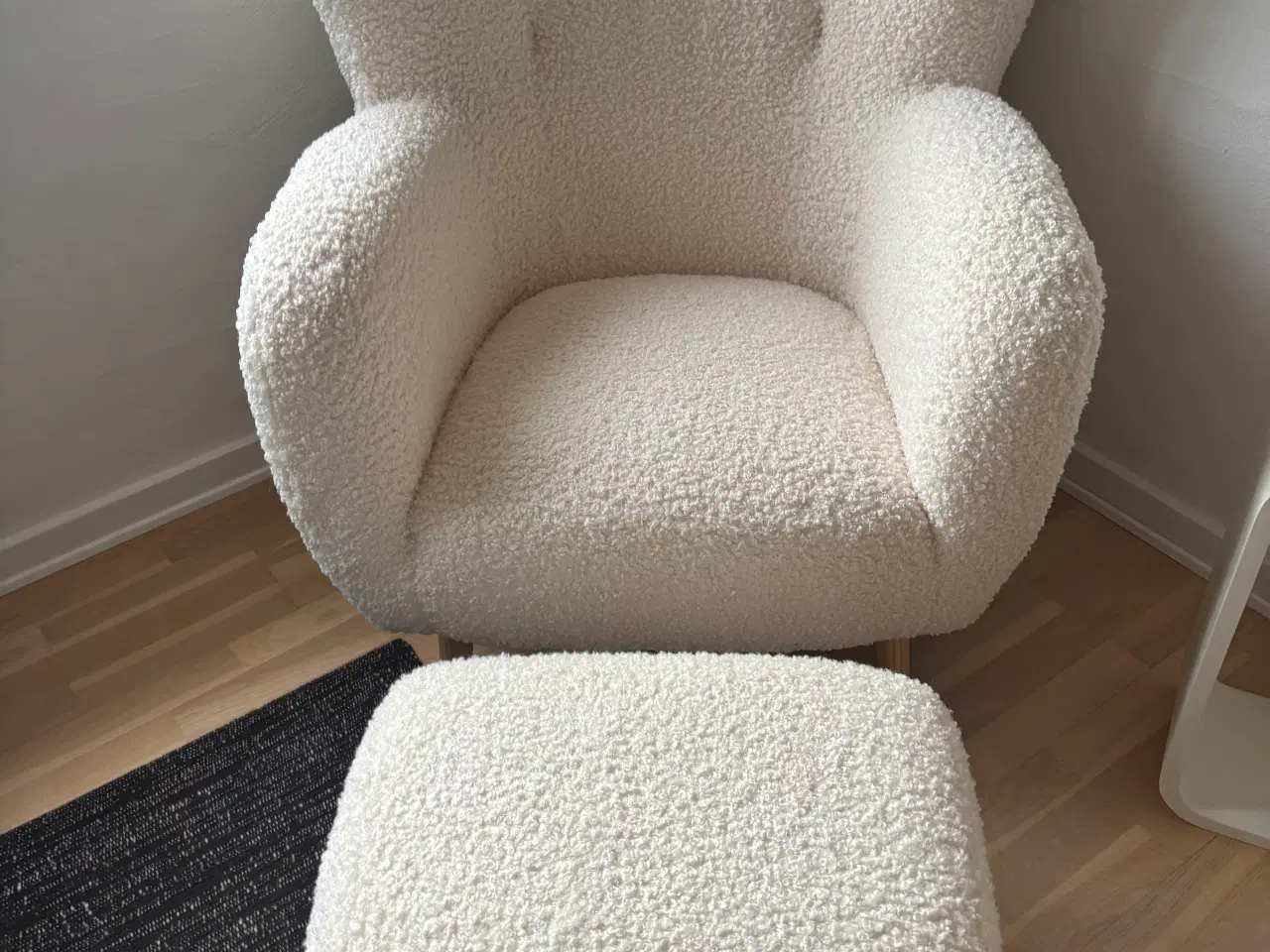 Billede 2 - Lænestol med puf