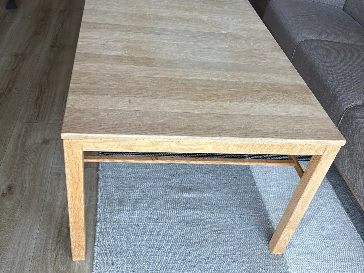 Billede 3 - Smukt sofabord med hylde og skuffe
