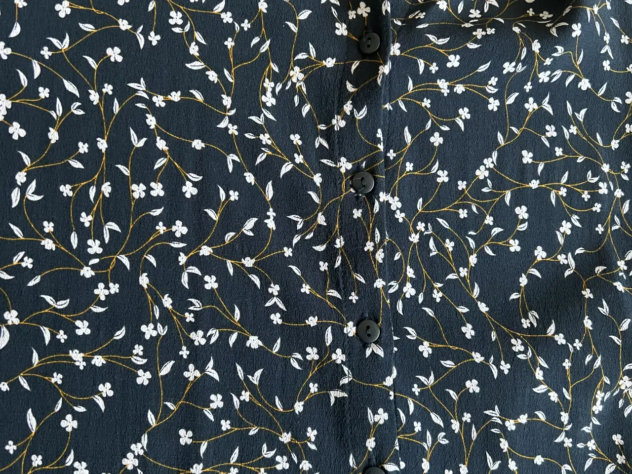 Billede 2 - Kjole i fint mønster 