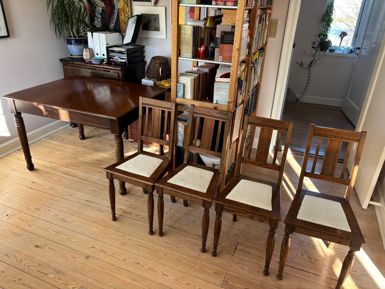 Billede 9 - Spisebord i mørkbejdset eg med 2 tillægsplader