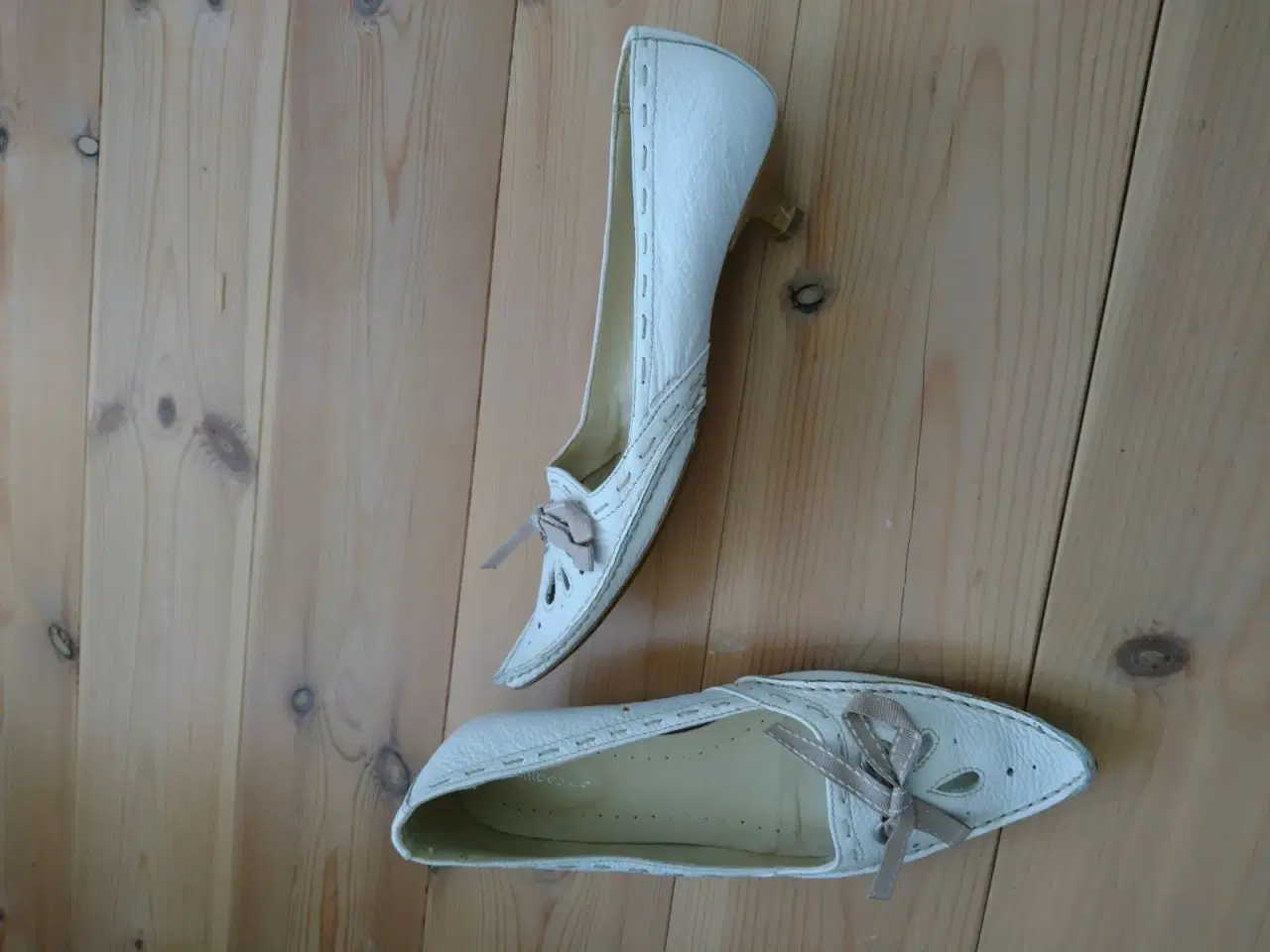 Billede 2 - Fine hvide sko