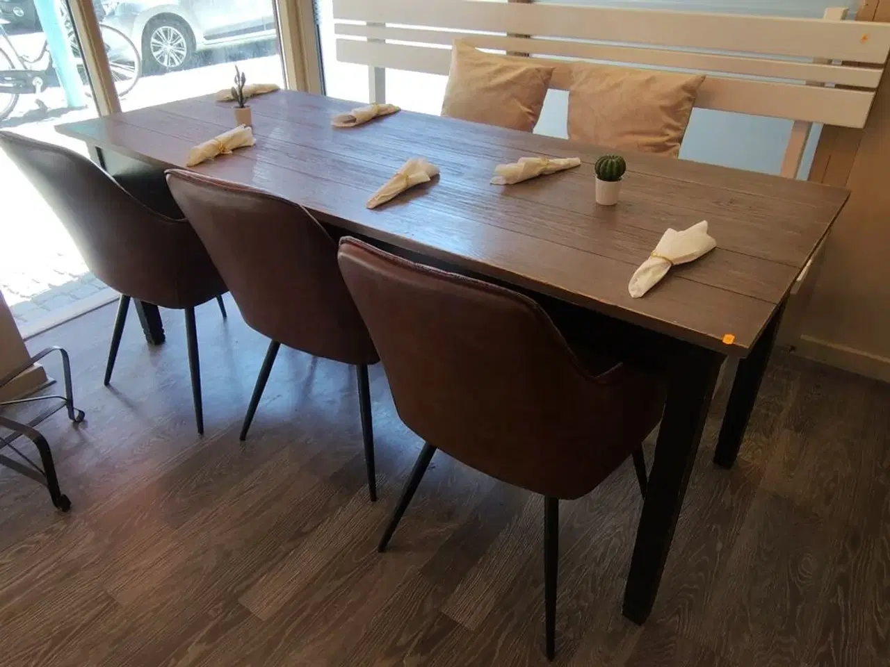 Billede 8 - Langt bord, hvid bænk og tre stole