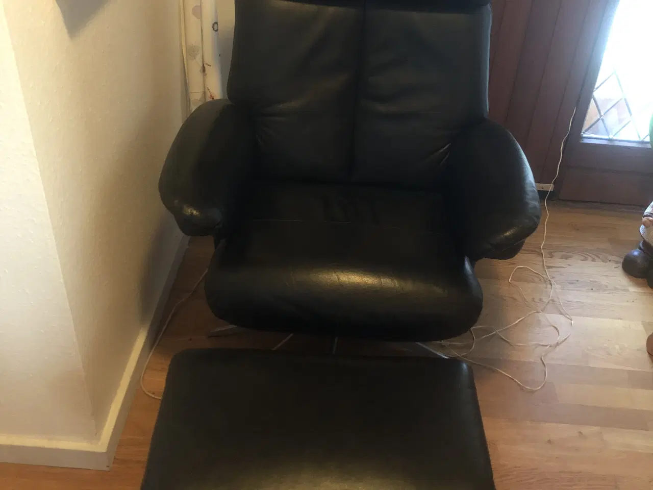 Billede 1 - Flot stol med fodskammel