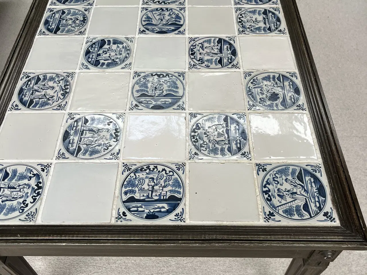 Billede 1 - Kakkelbord med historiske kakler