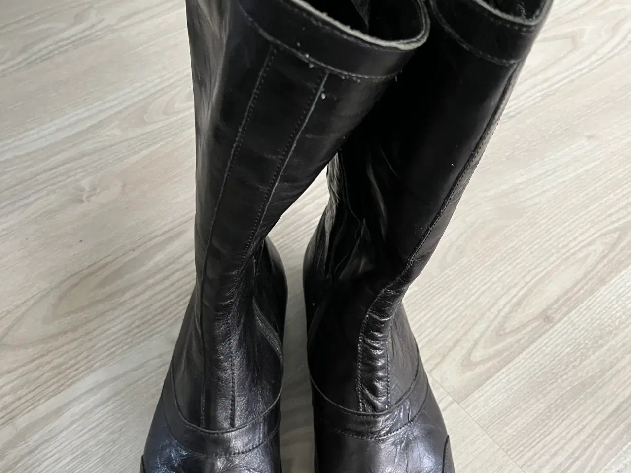 Billede 1 - Flotte sorte lange støvler str. 42