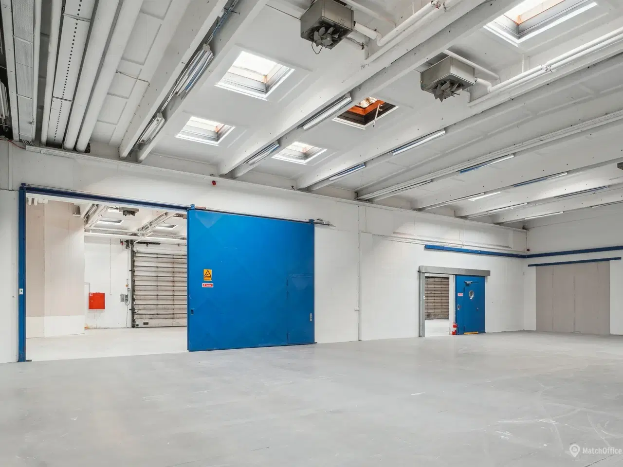 Billede 4 - Lager på 695 m² med høj loftshøjde og to elektriske porte