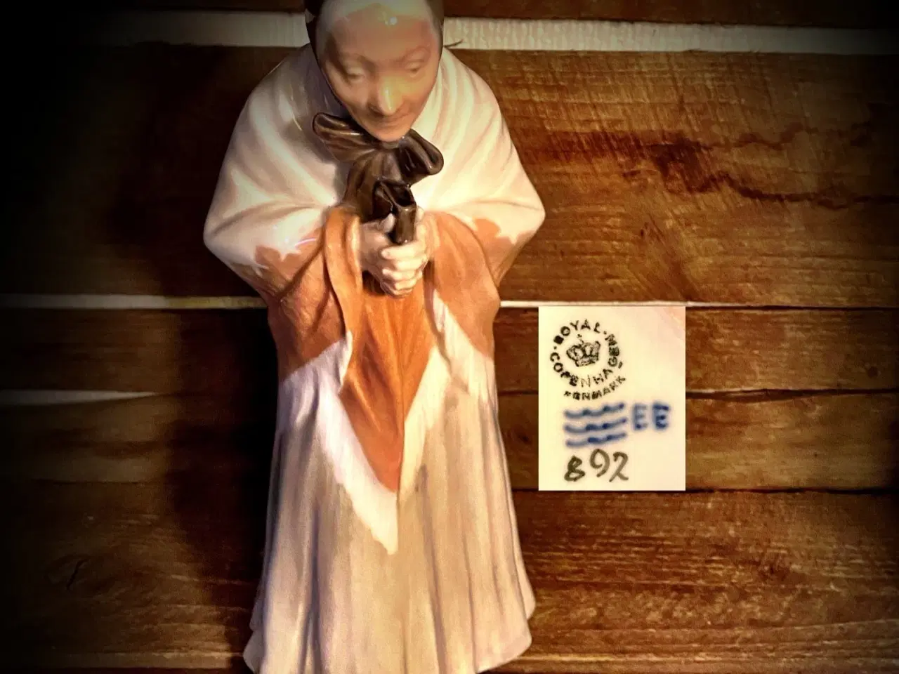 Billede 1 - * Royal Copenhagen; Kirkegængerske (892)