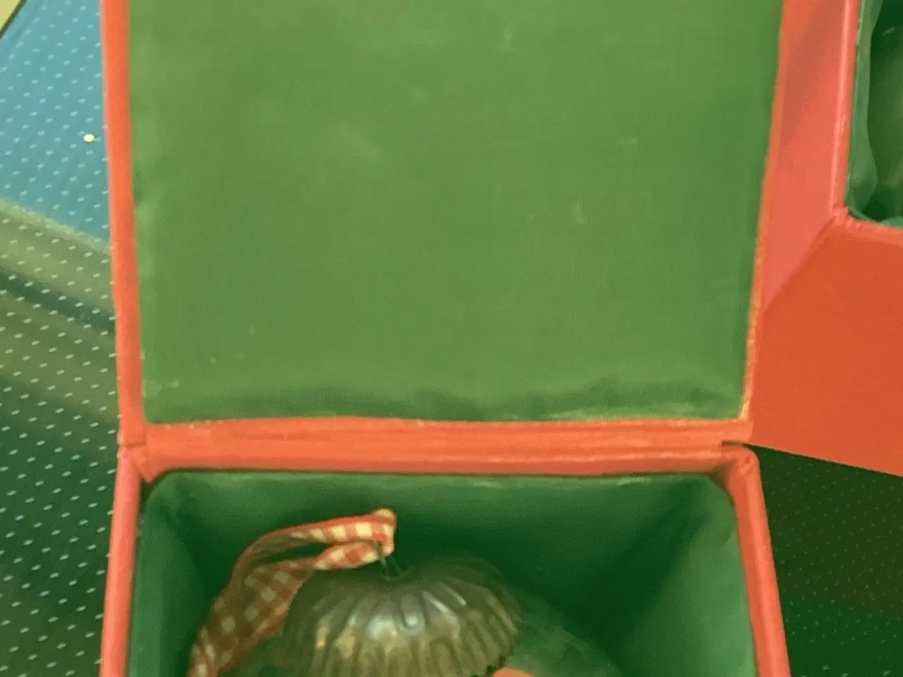 Billede 10 - 3 glas julekugler i æske