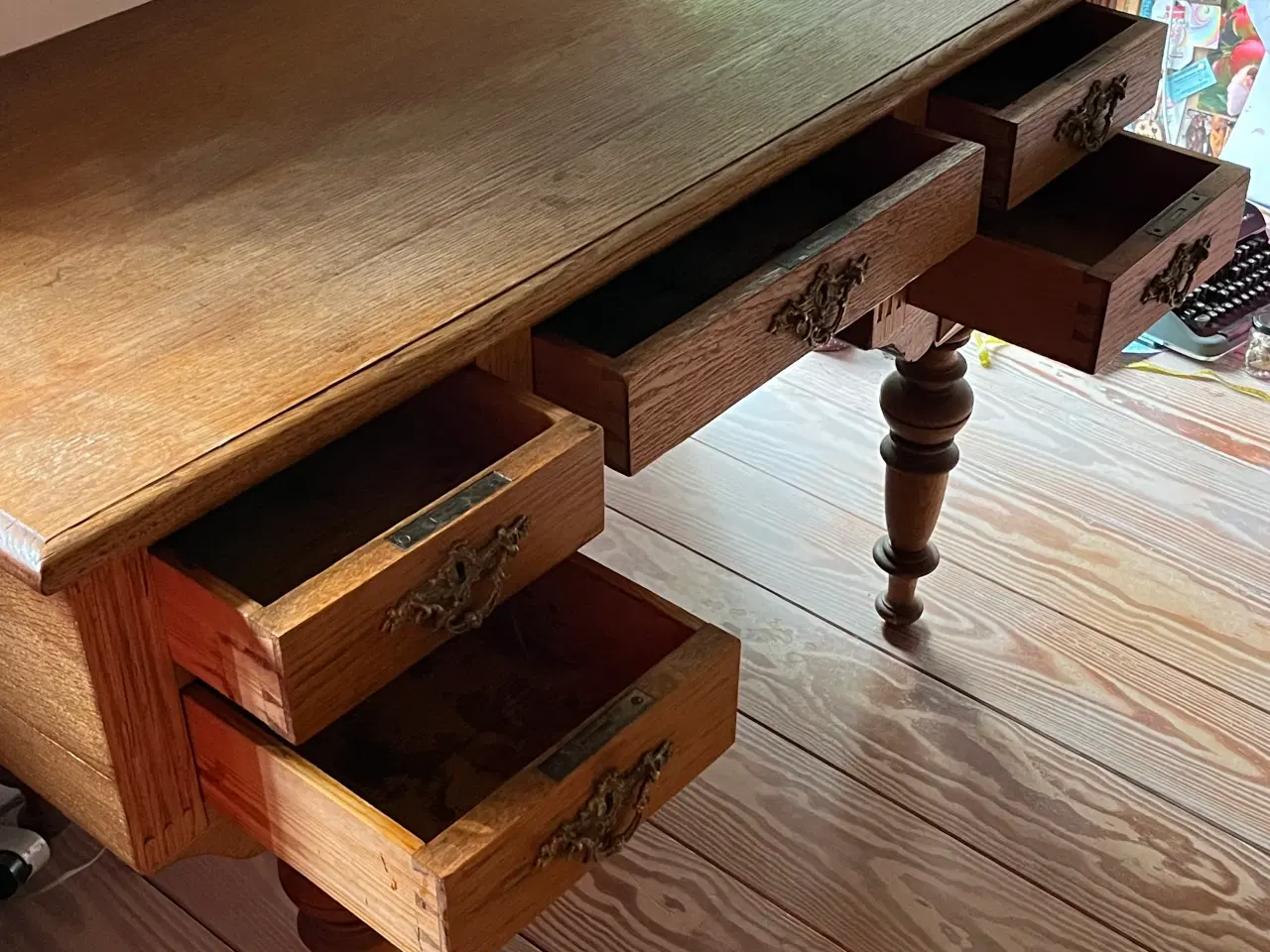 Billede 6 - Flot gammelt skrivebord, 5 skuffer