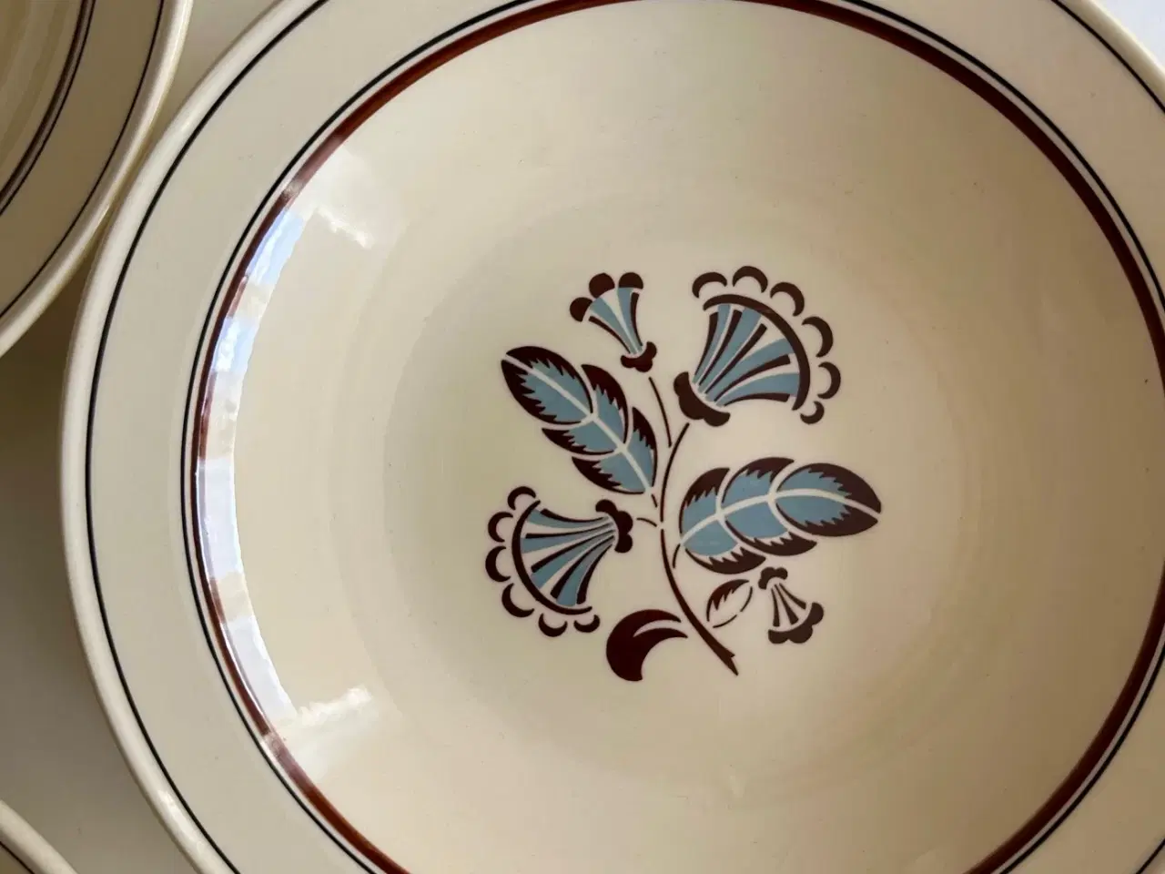 Billede 5 - Dybe fajancetallerkner, 3 stk samlet