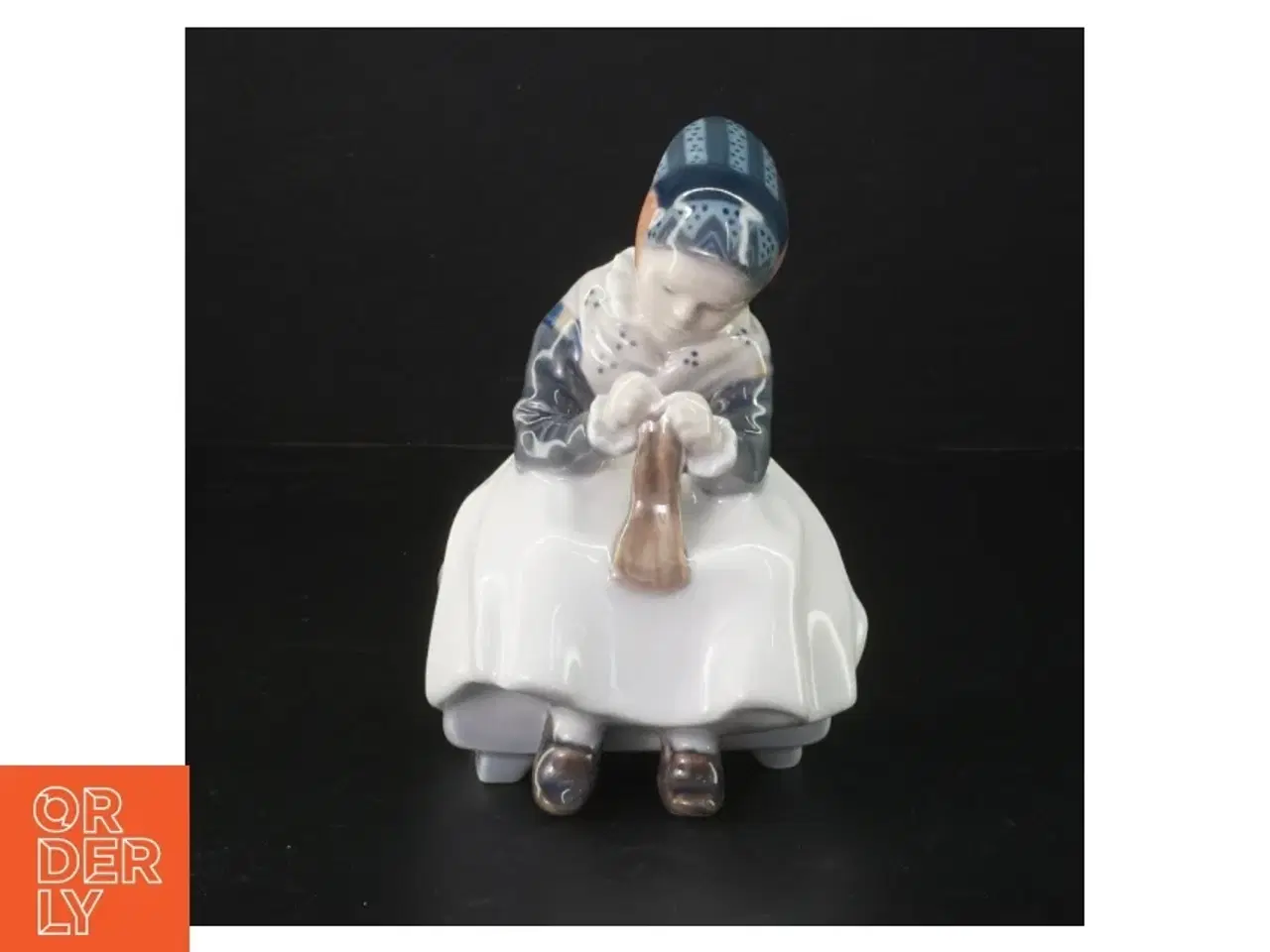 Billede 4 - Porcelænsfigur af kvinde, Royal Copenhagen fra Royal Copenhagen (str. H. 14 cm)