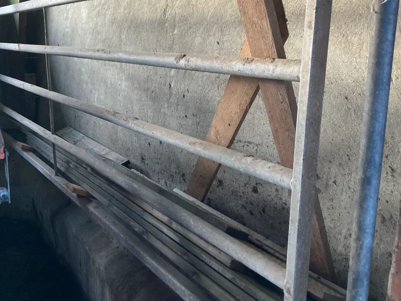 Billede 4 - Mellemgitre, låger, stolper m.m. fra løsdriftsstal