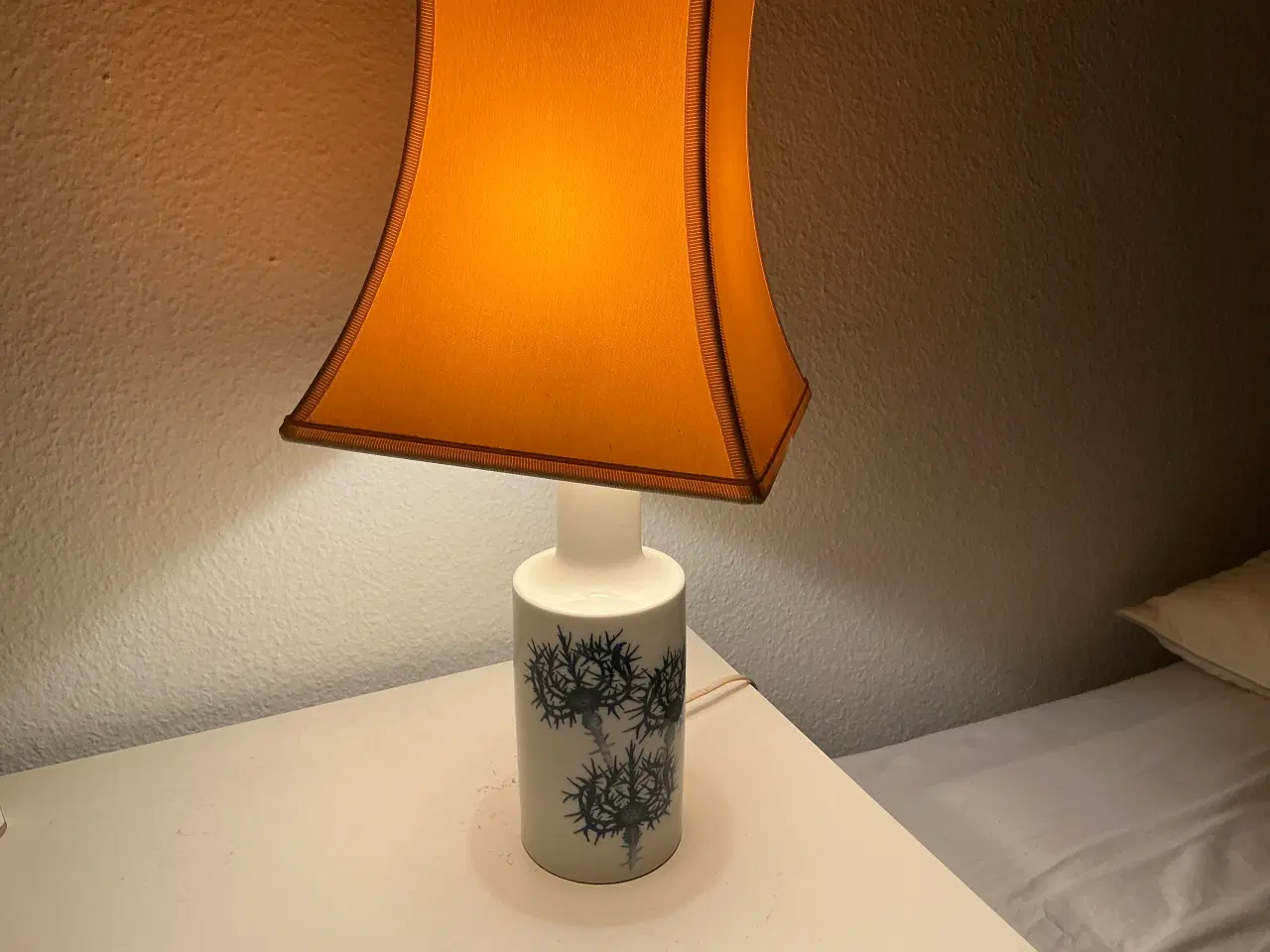 Billede 1 - Lampe  inkl. skærm -  Den Kgl. . (Tidsel-model).