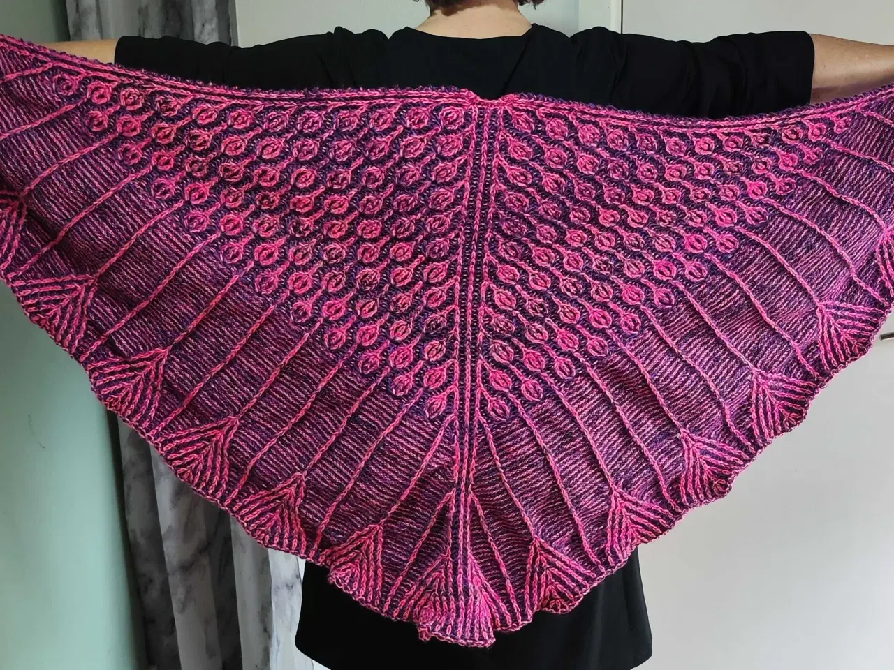 Billede 3 - Sjal, homemade. Dropsdesign.