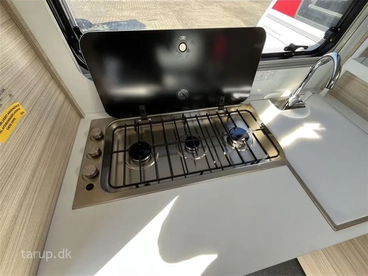 Billede 11 - 2026 - Adria Altea 362 LH   Enkeltsenge m/udtræk, rundsidde-gruppe, panorama vindue, el-gulv-varme, TV-holder,  stort 142 l. køleskab/ fryser