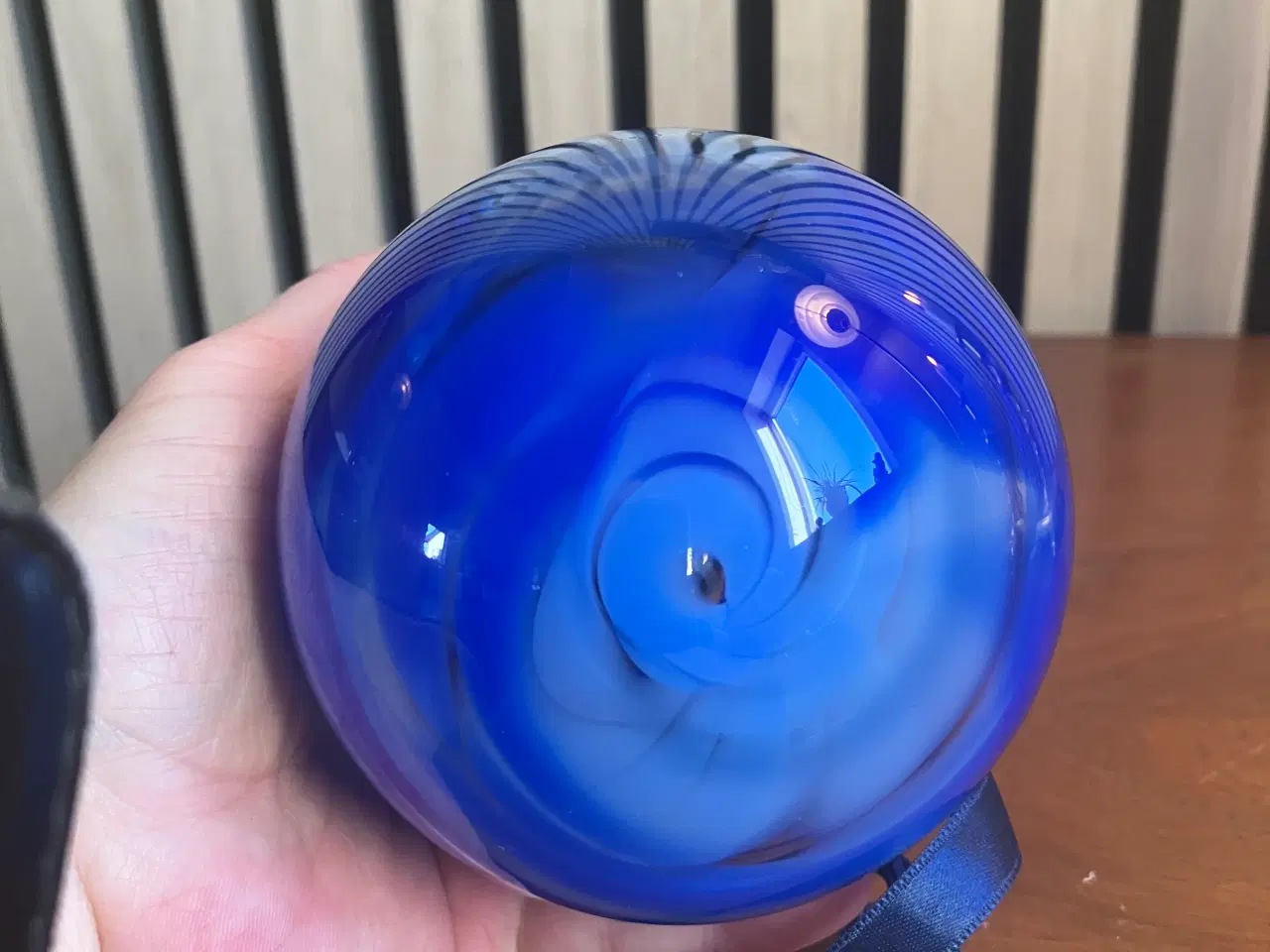 Billede 2 - Mundblæst glaskugle til ophæng i blå nuancer.