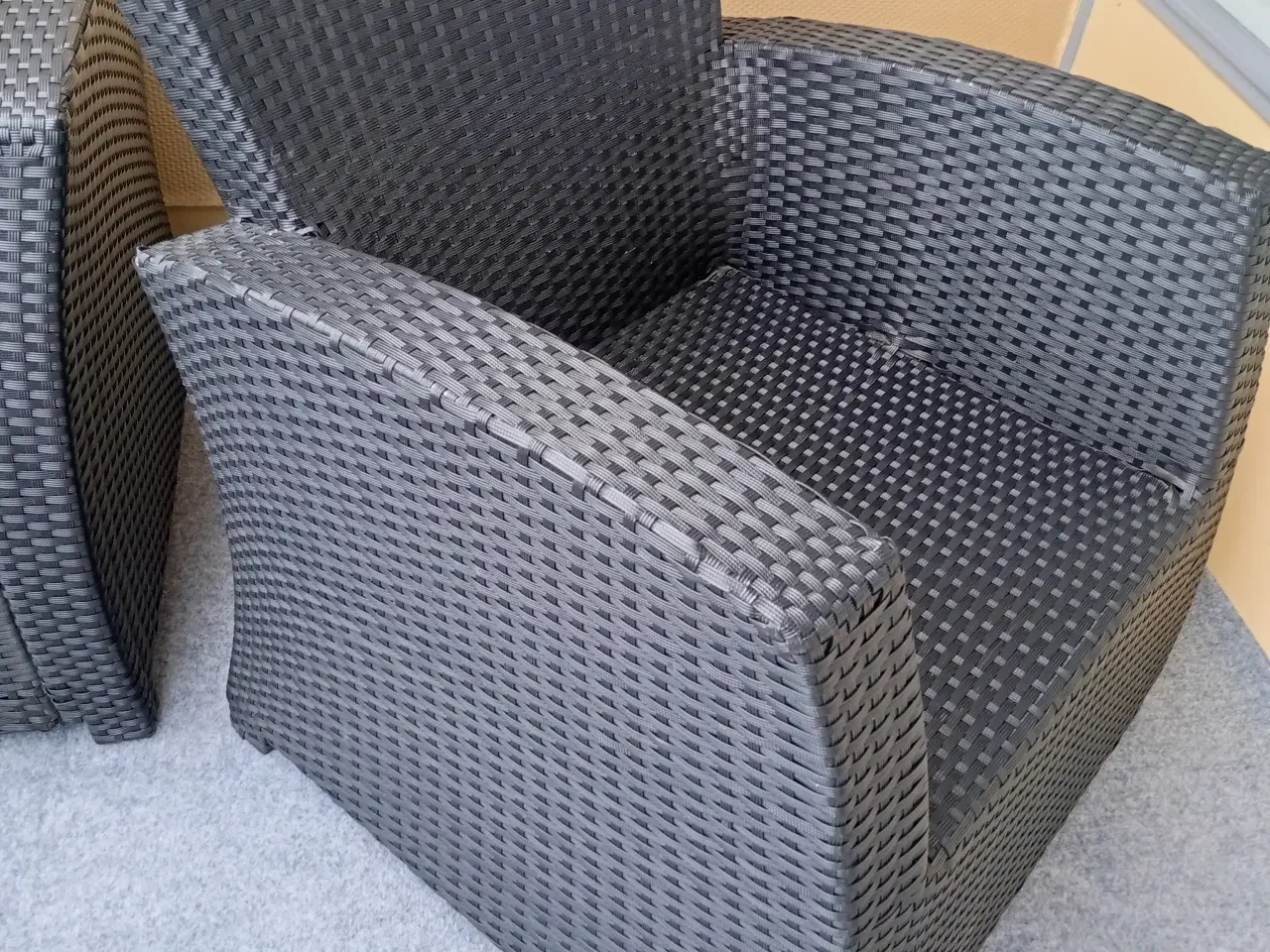 Billede 2 - 3-personers loungesofa med 2 stole og bord