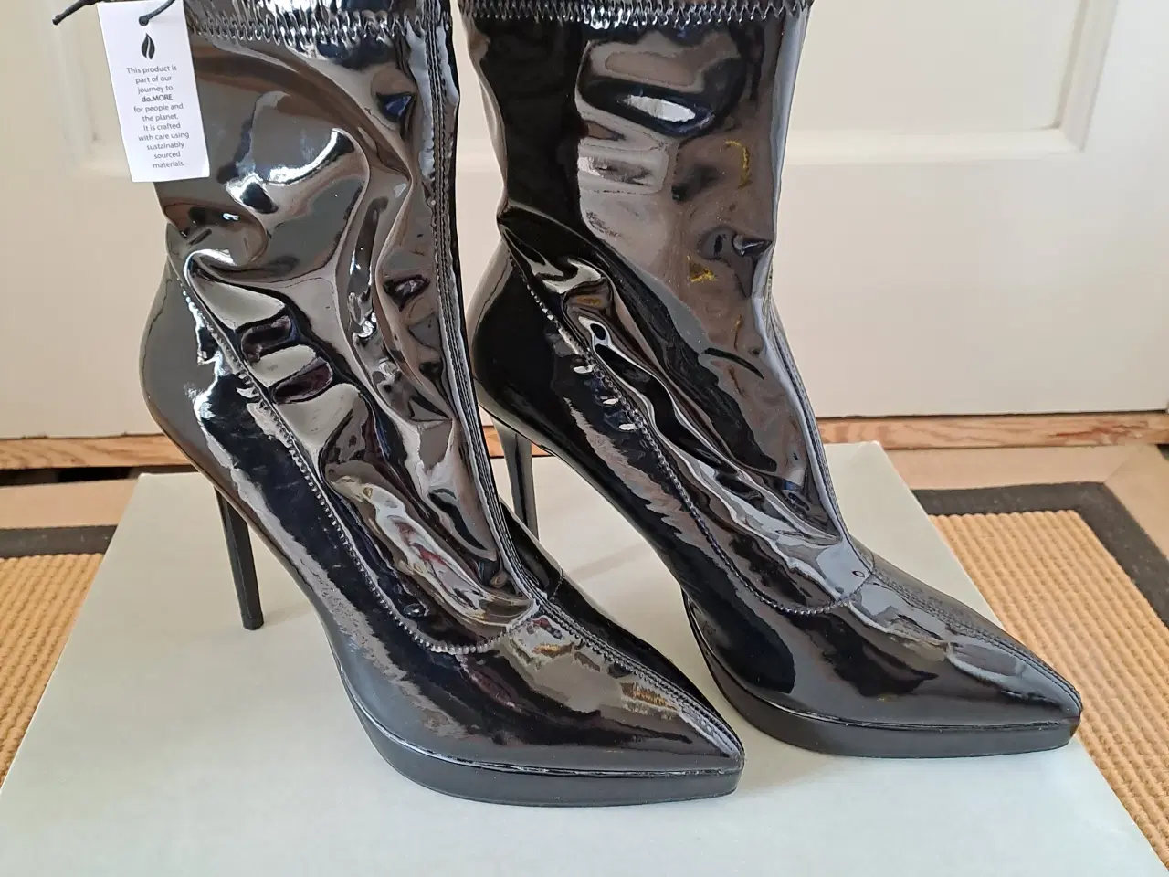 Billede 1 - Nye spejlblanke sorte lak støvler.